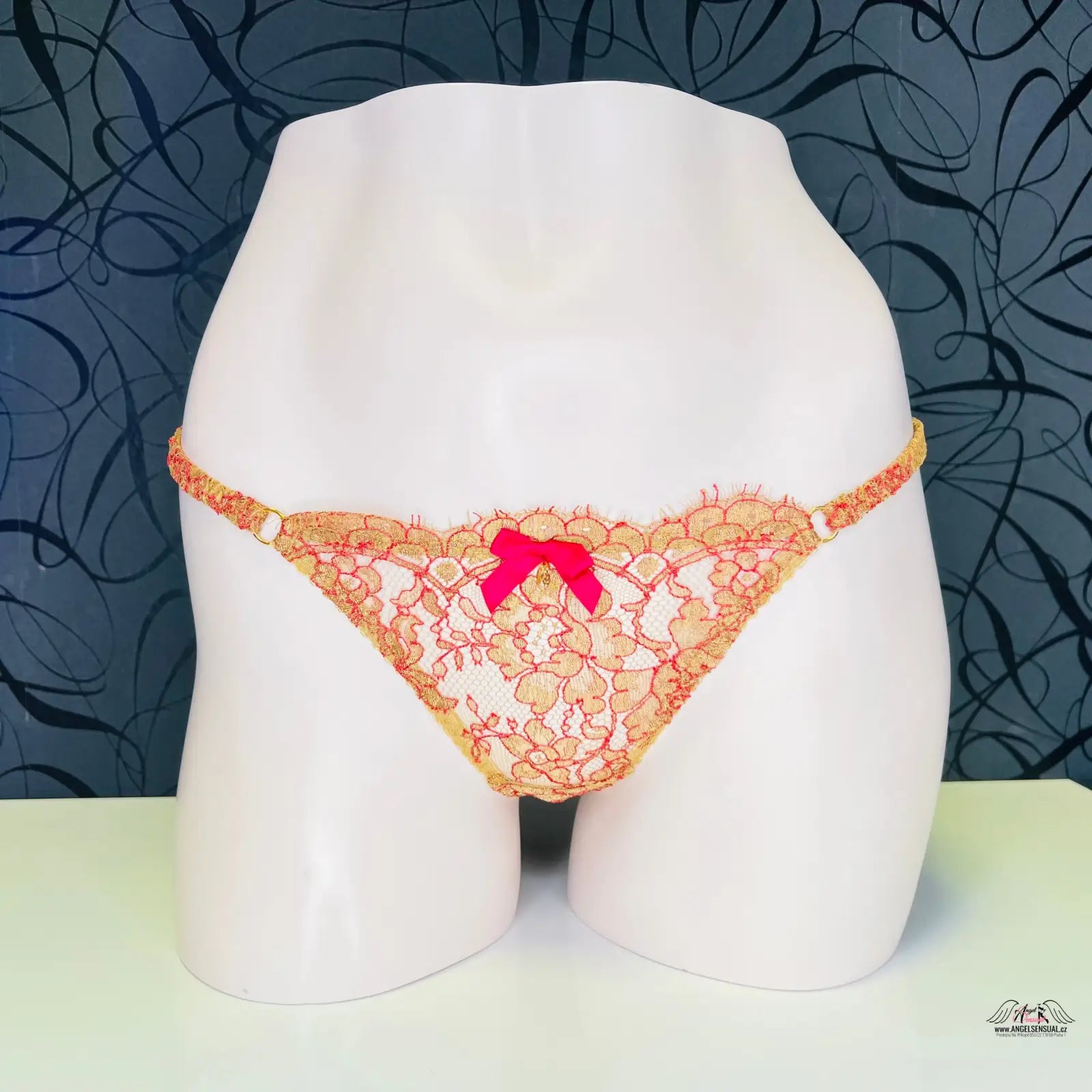 Peachové krajková zaharah tanga s růžovou mašlí od Agent Provocateur