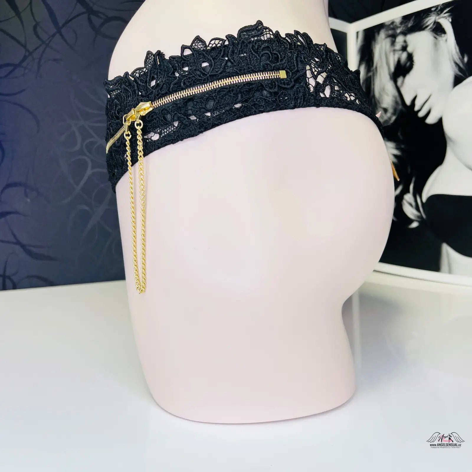 Černá krajková čelenka s zlatým zipem a řetízkem, vhodná k Zindie Tanga