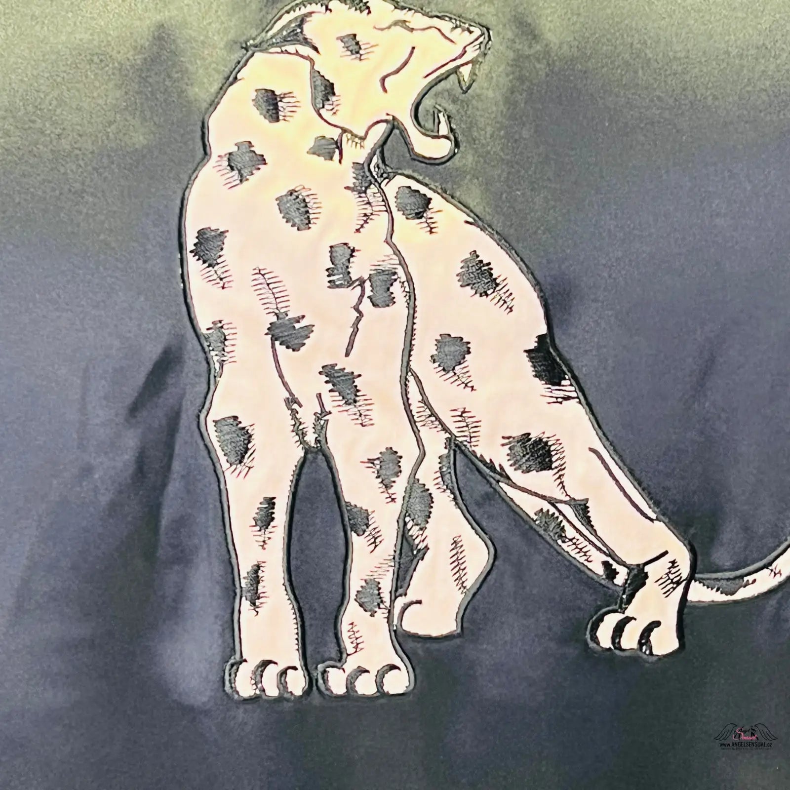 Roaring spotted jaguar na stylové hebké vestičce Selene Panther od Agent Provocateur