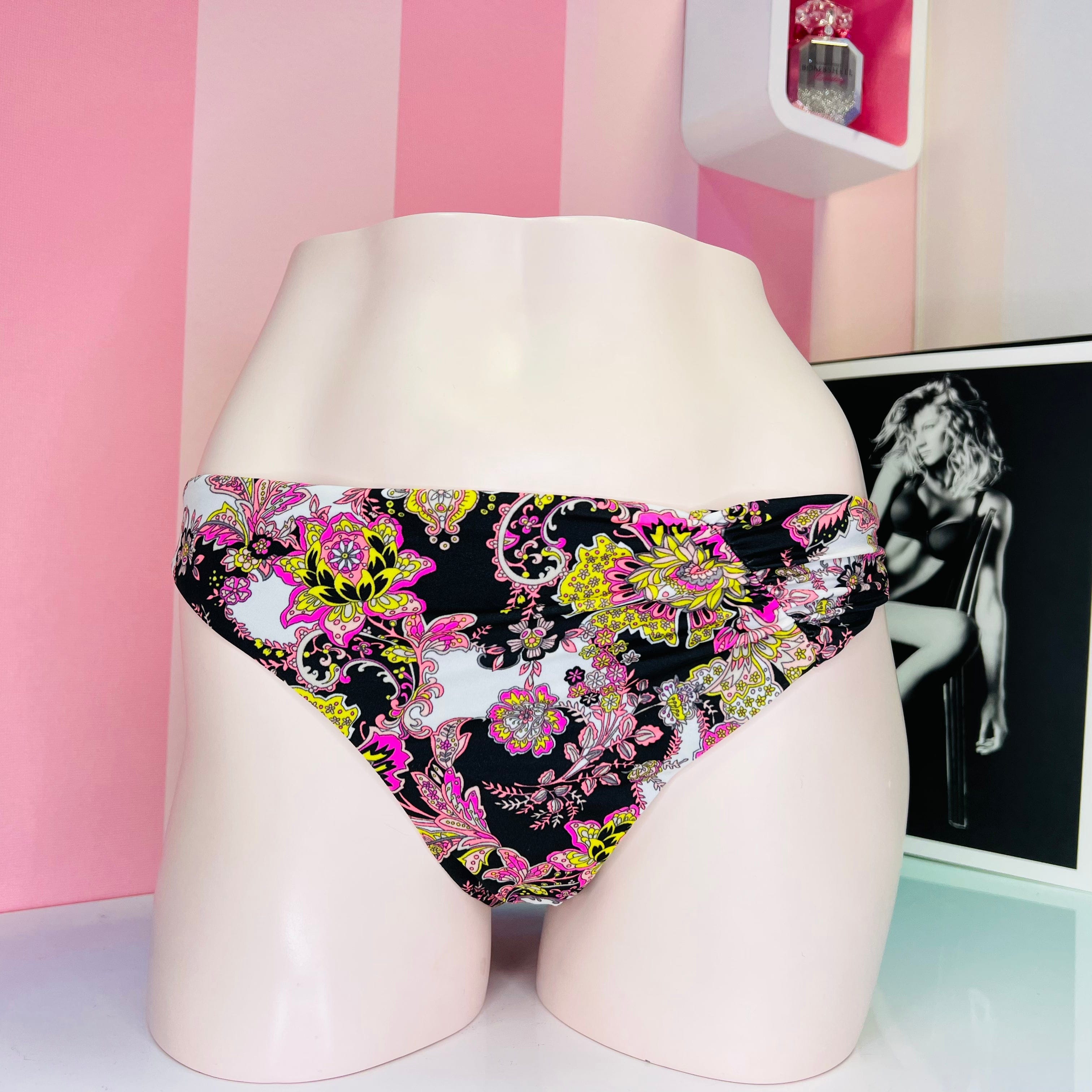Barevný spodní díl plavek Victoria’s Secret s květinovým motivem na černé