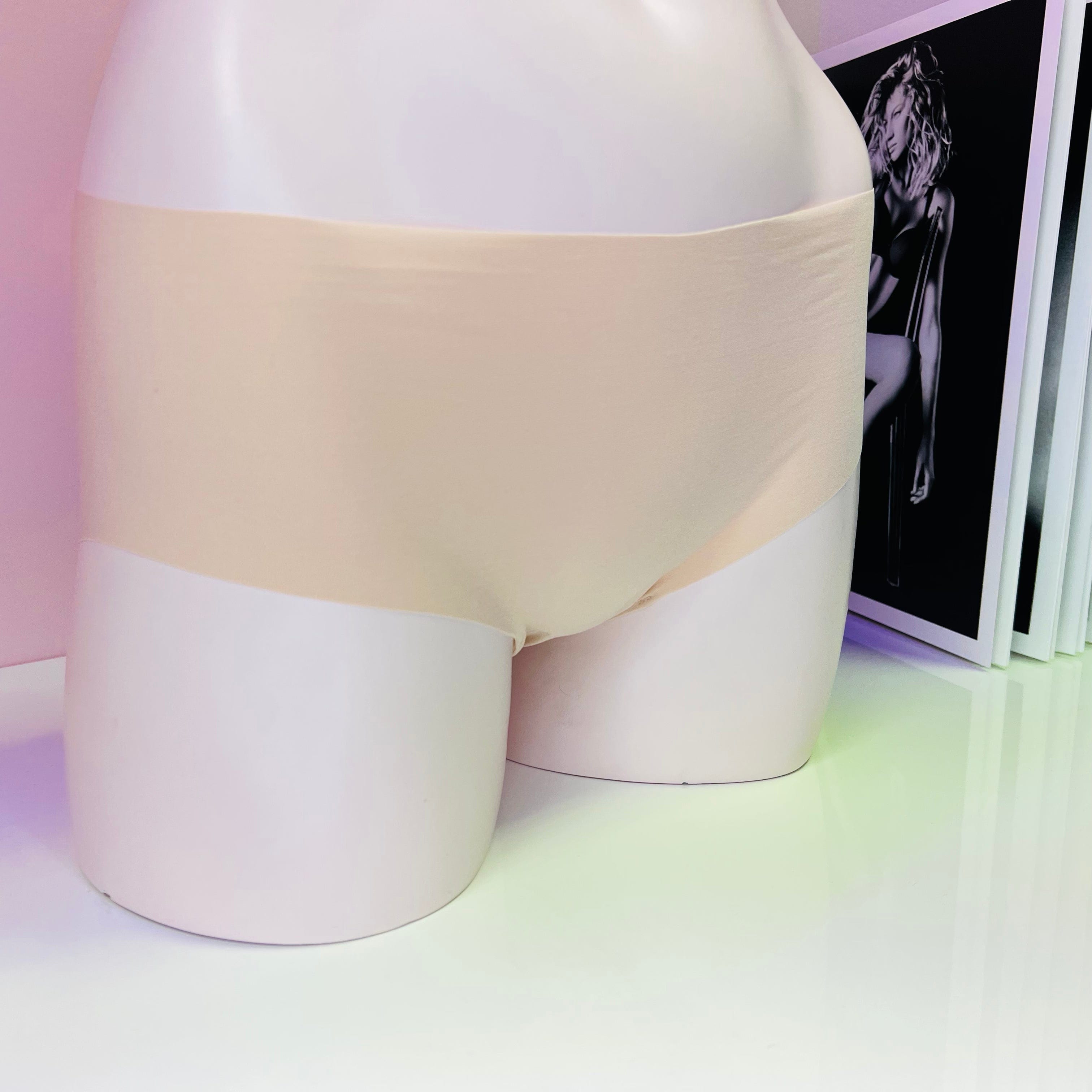 Bezešvé kalhotky PINK s růžovým a bílým sedákem, logo pejska, levé straně