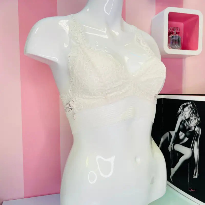 Bílá krajková braletka Victoria’s Secret s květinovým vzorem na figuríně, dokonalý komfort