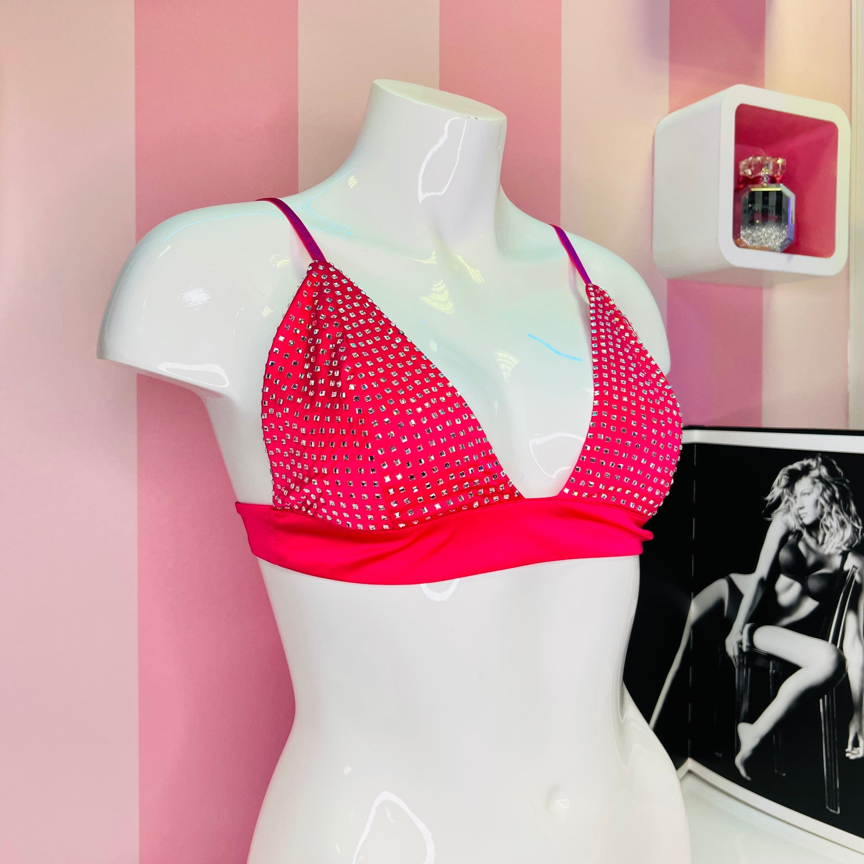 Luxusní růžová braletka od Love for Lemons s rhinestonemi na bílé figuríně