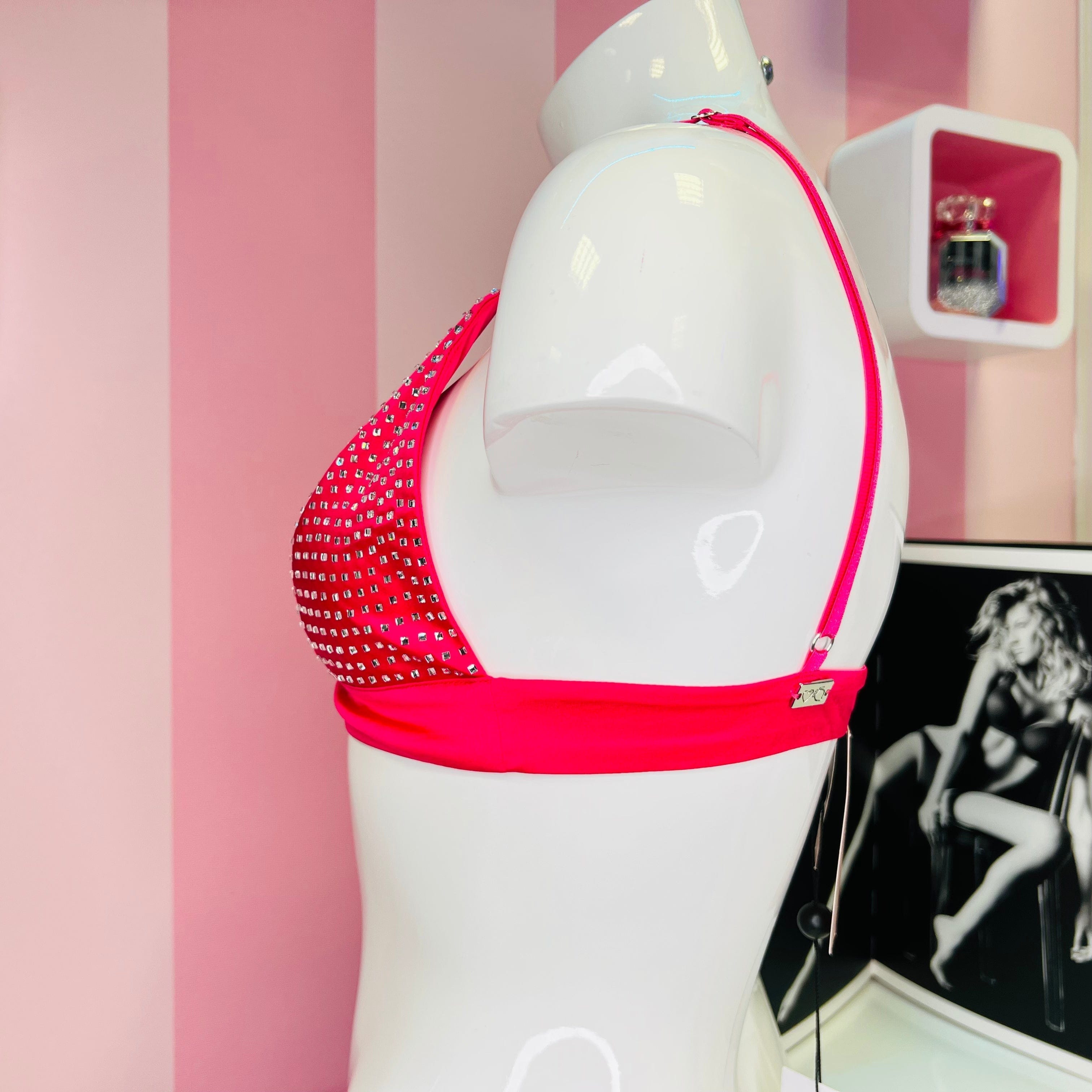 Hot pink studded bikini top Luxusní Růžová Braletka od Love for Lemons na mannequinu