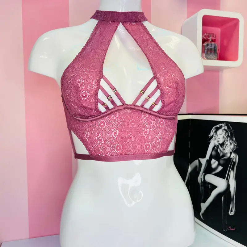 Mauve krajková sexy braletka s ozdobnými pásky a zlatou sponou