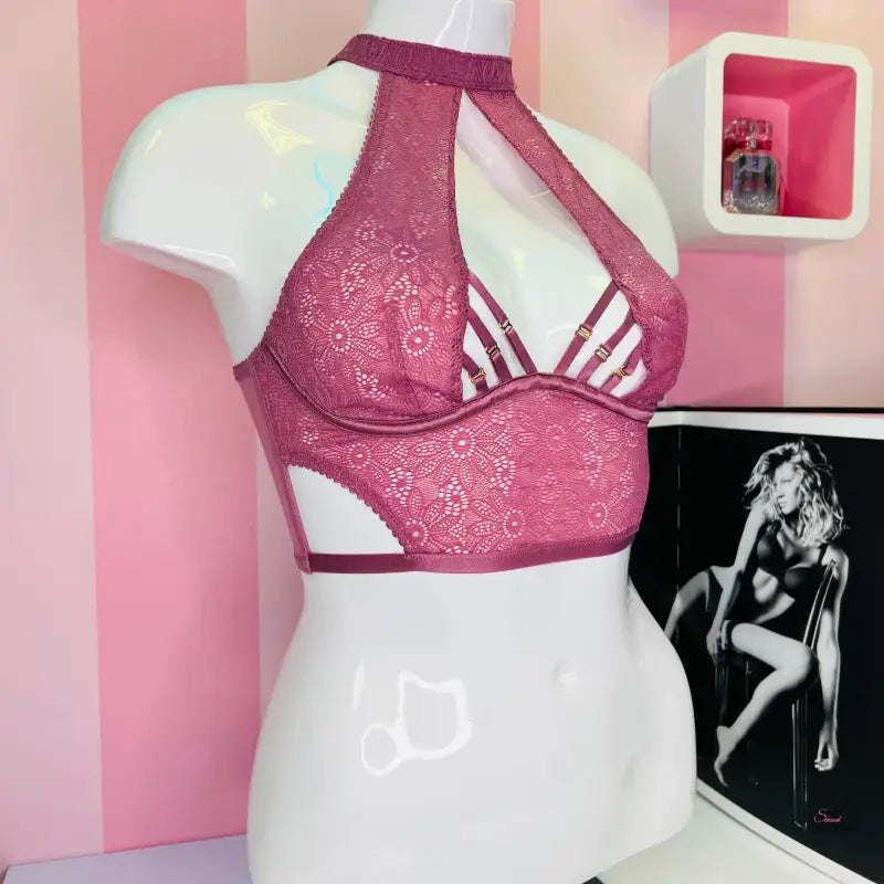 Mauve krajková sexy braletka s ozdobnými pásky a zlatou sponou, zapínání kolem krku
