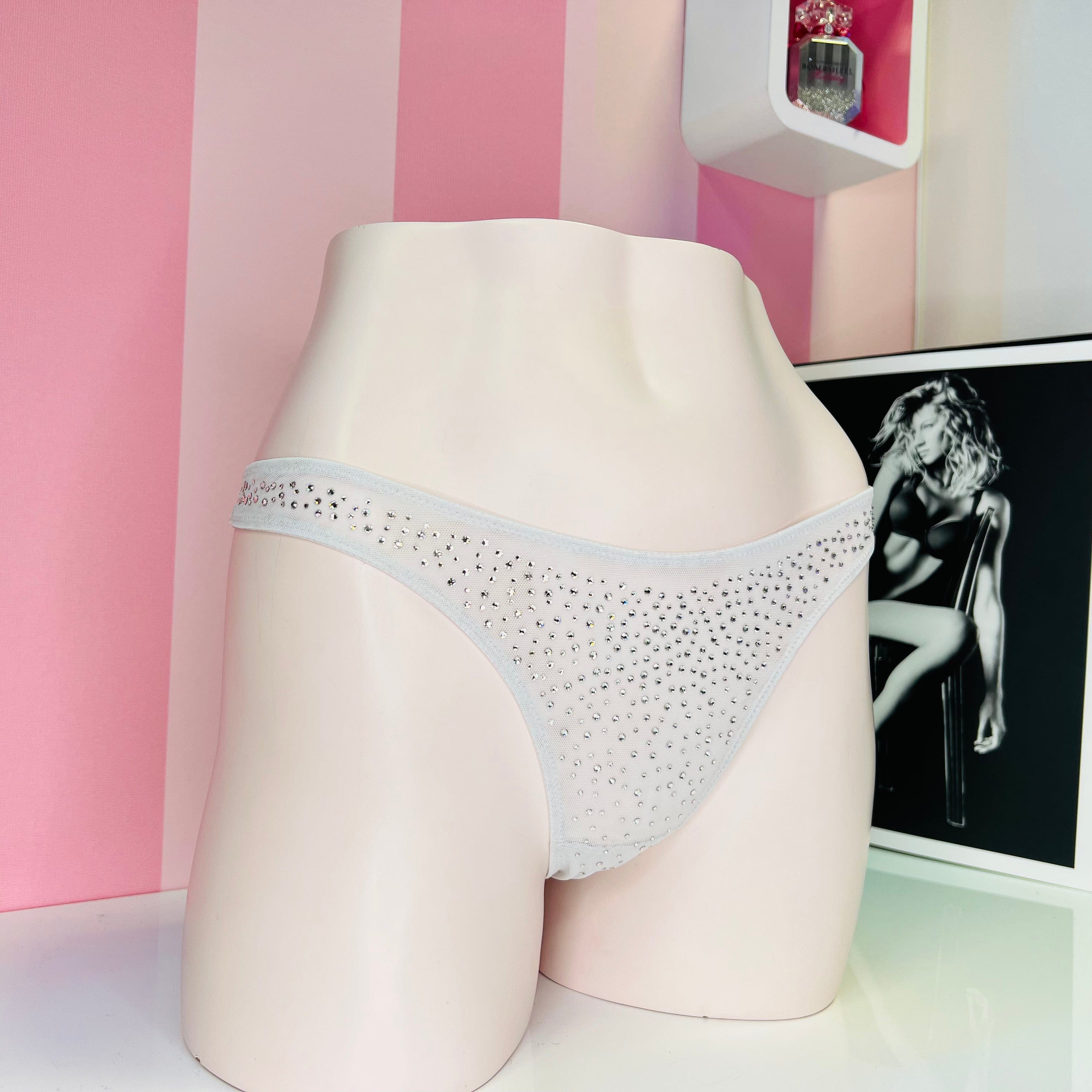 Victoria’s Secret Tanga s Kamínky z vysoce kvalitních materiálů, bílý s rhinostony