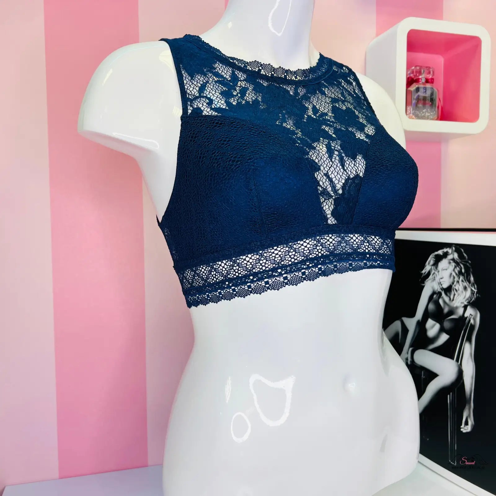 Navy modrá krajková braletka značky Victoria’s Secret pro eleganci a pohodlí