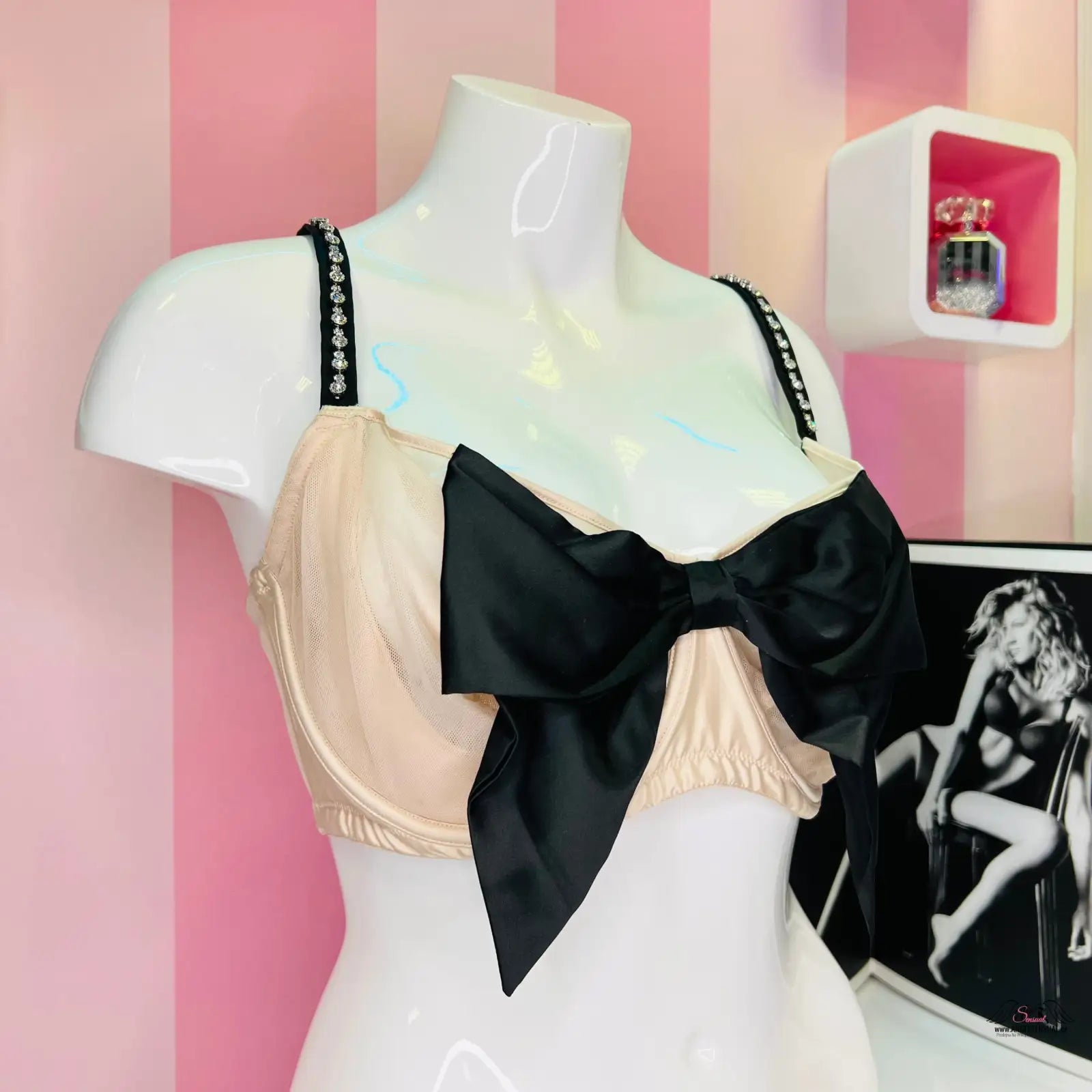 Krémový crop top s černou mašlí a zdobenými ramínky na manekýně