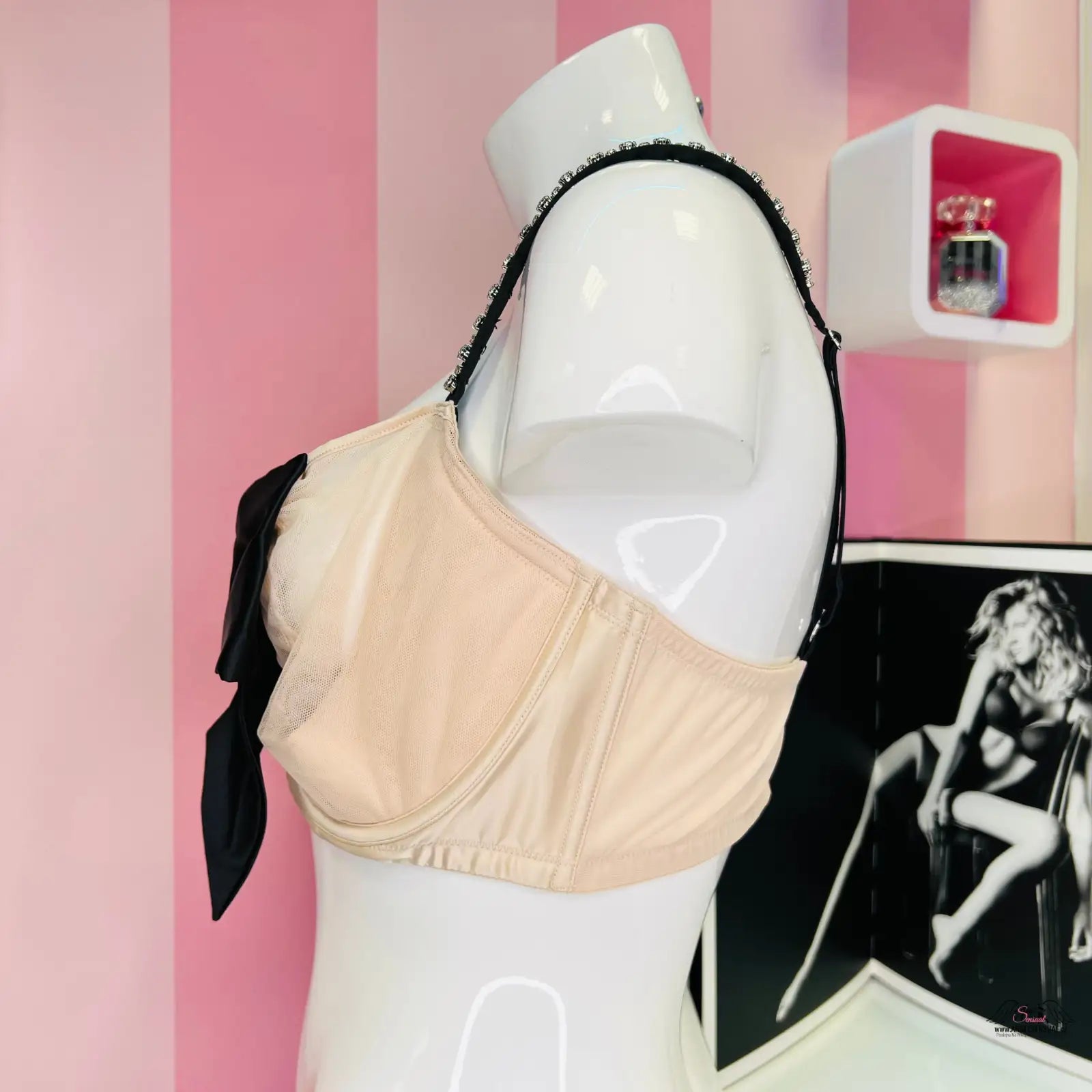 Beige podprsenka s černými ramínky na bílém figuríně pro Agent Provocateur