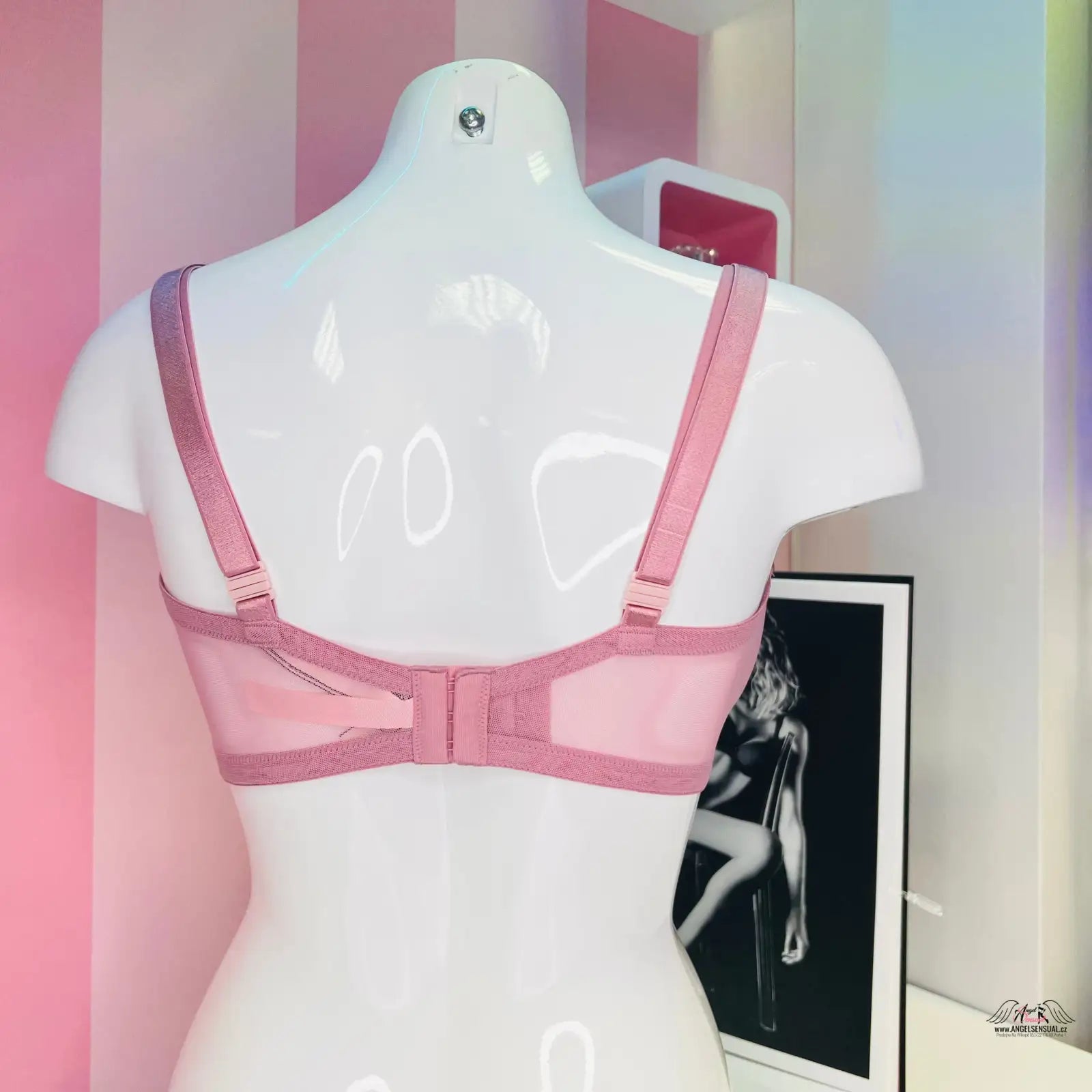 Růžová podprsenka na bílém mannequinu Elegantní Krajková Podprsenka Bez Košíčků