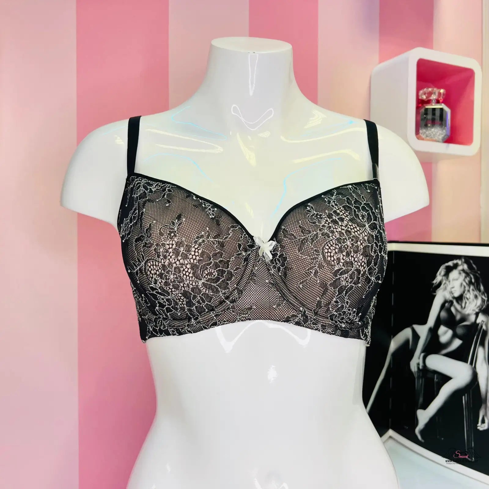 Lace black bra on white mannequin torso, Elegantní krajková podprsenka s nastavitelnými ramínky