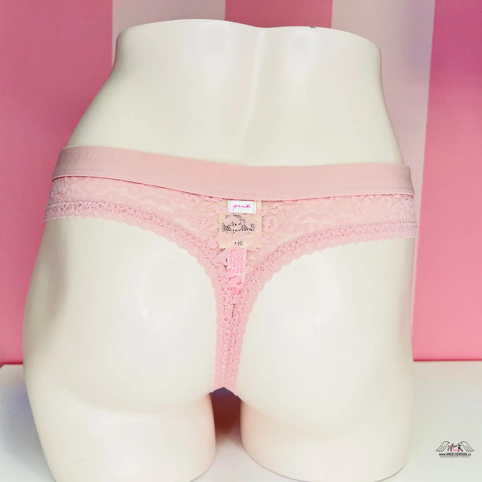 Růžová krajková tanga na bílém manekýnu od Agent Provocateur s gepardím vzorem