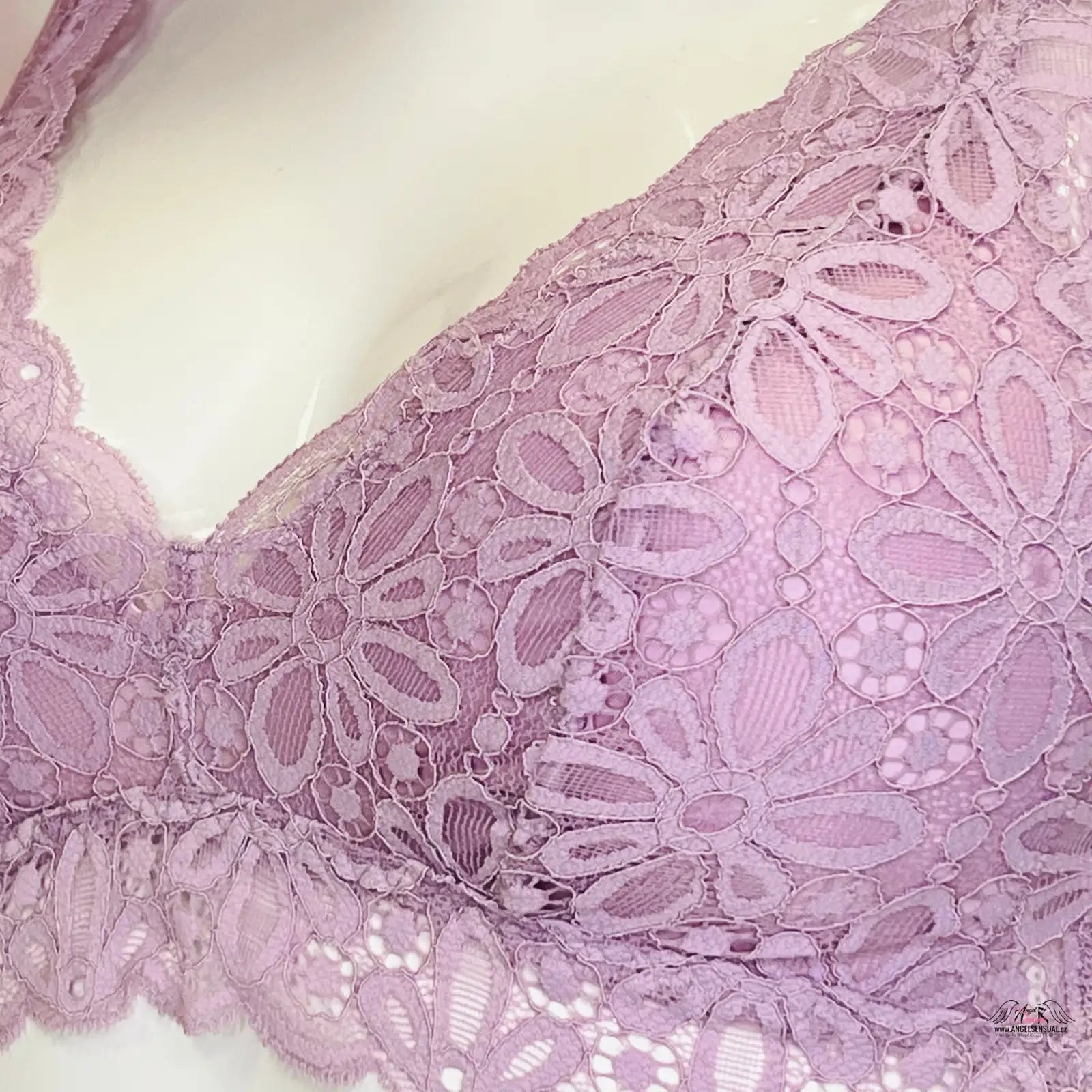 Elegantní Krajkový Bralette od Agent Provocateur na manekýně s perlami