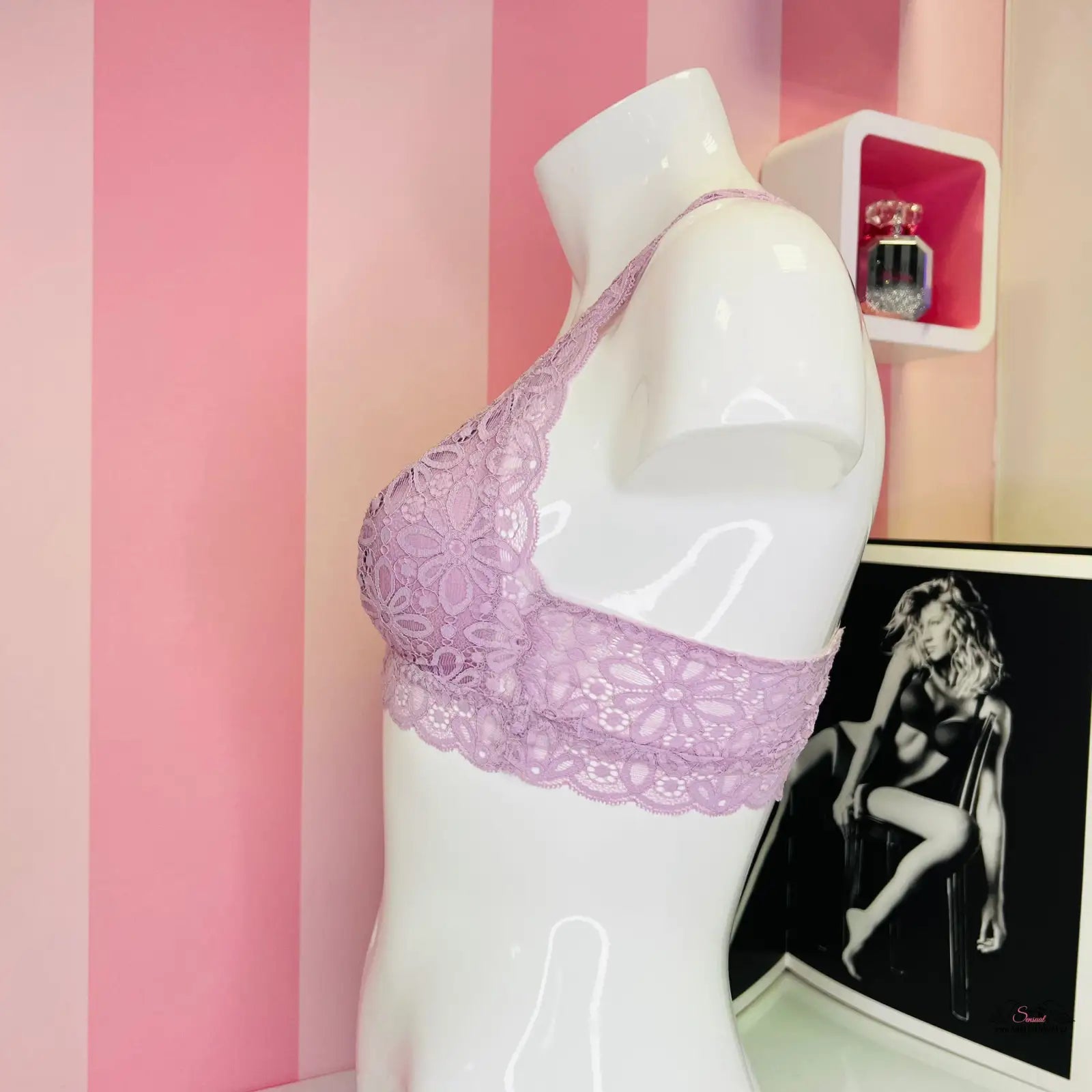 Manekýn v růžovém krajkovém braletku a černobílá fotografie Elegantní Krajkový Bralette