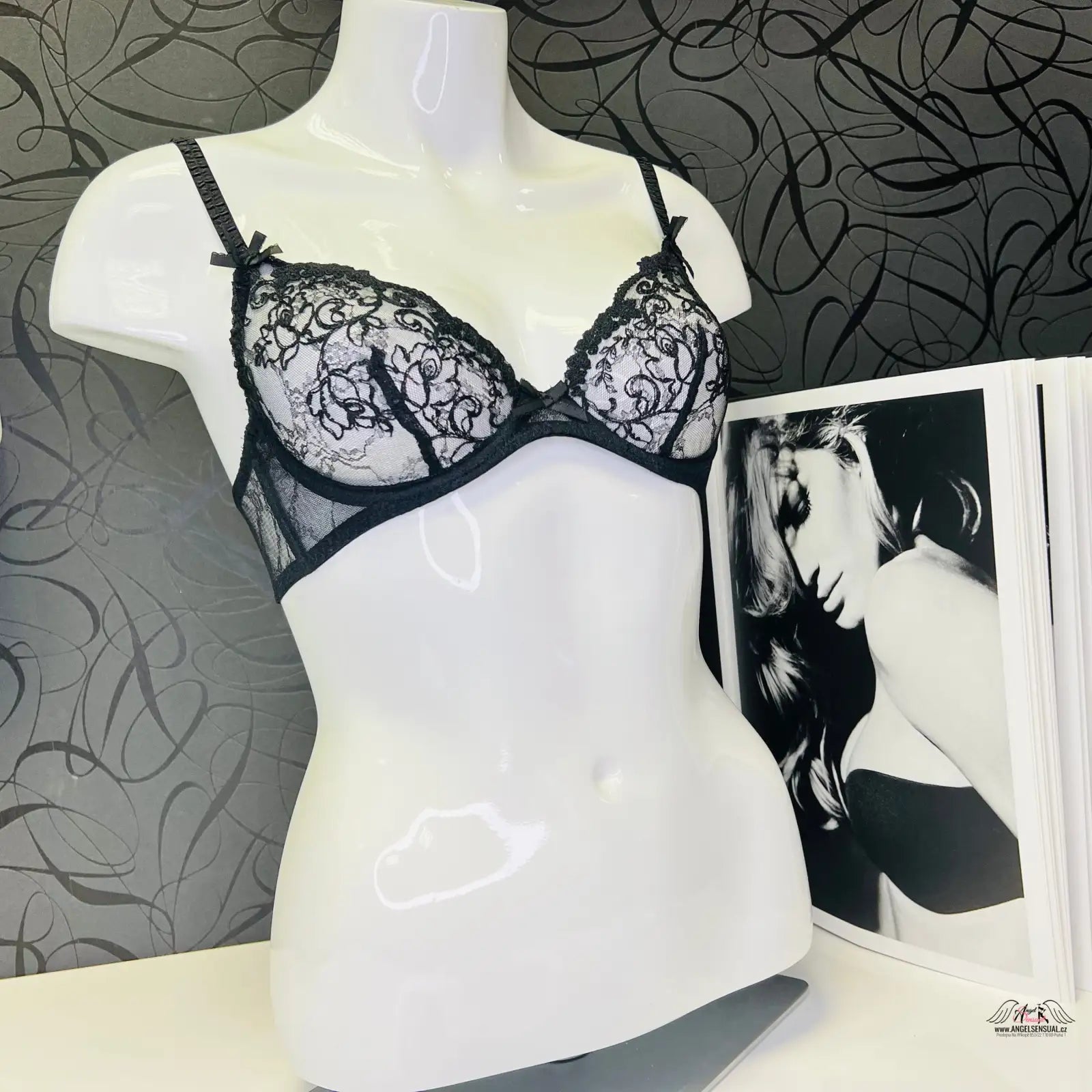 Černá a bílá krajková podprsenka Elegantní Larreta s luxusním komfortem