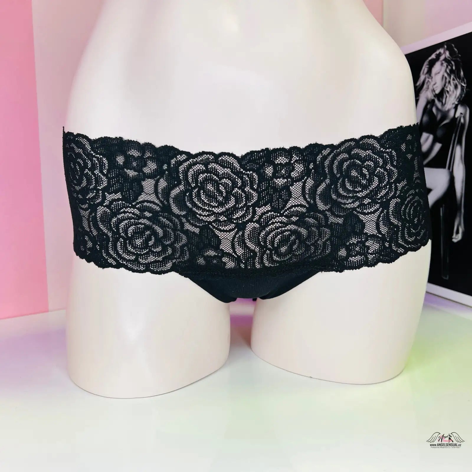 Černé krajkové tanga s květinovým vzorem na manekýně Elegantní Luxus