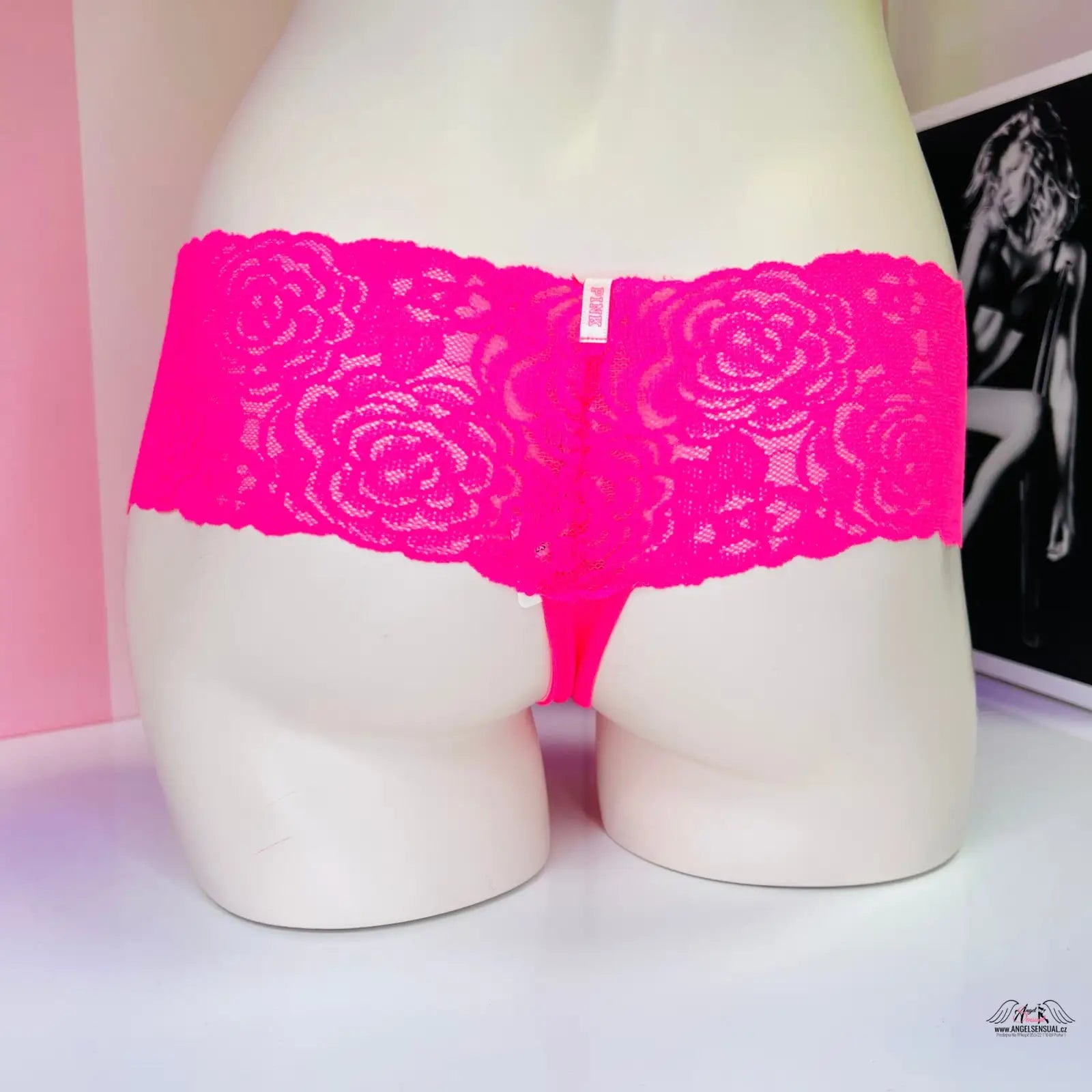 Horká růžová krajková tanga na manekýně s vysokým pasem Elegantní Luxus