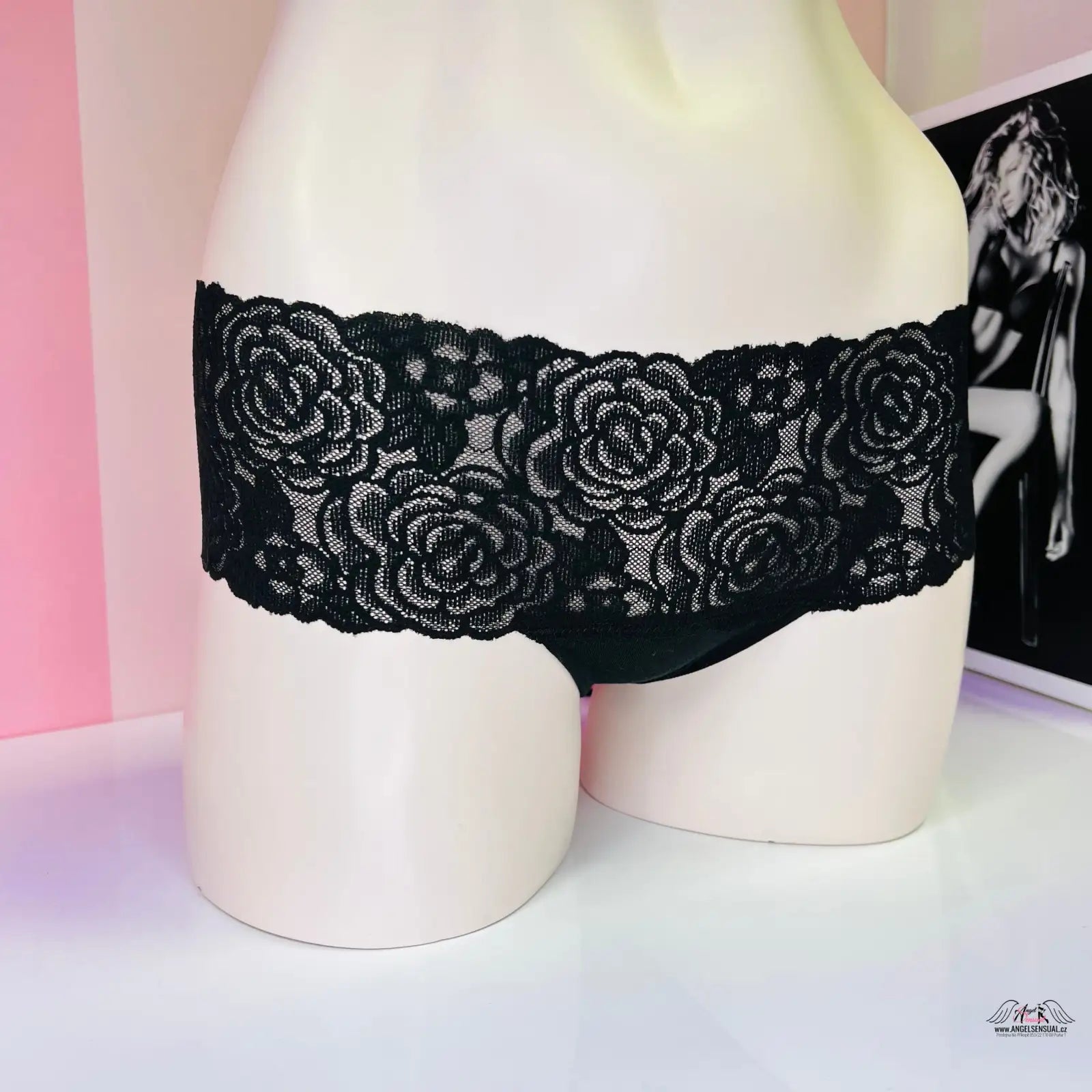 Černé krajkové tanga s květinovým vzorem na manekýně v elegantním stylu
