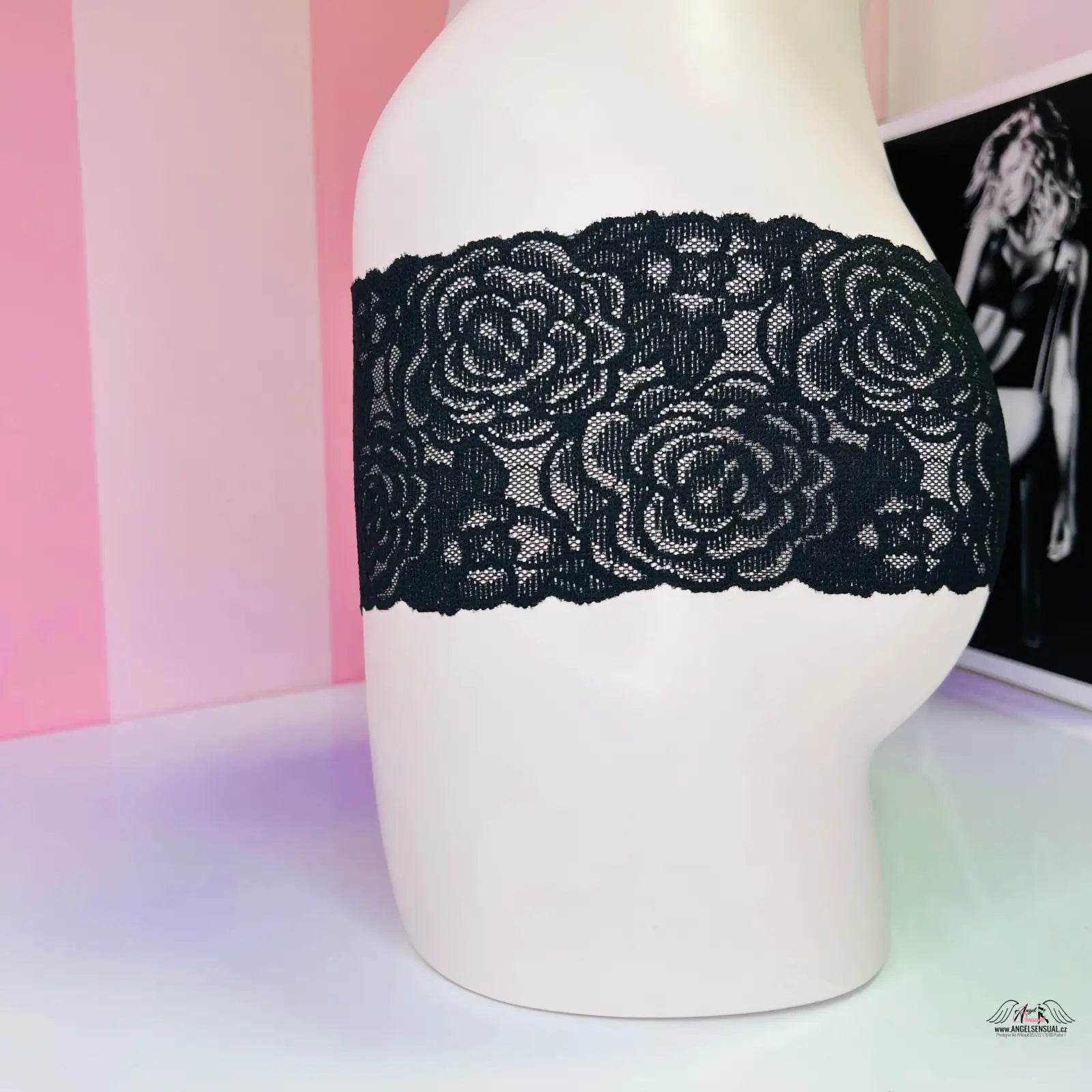 Černé krajkové tanga s květinovým vzorem na bílém manekýnu v Elegantní Luxus