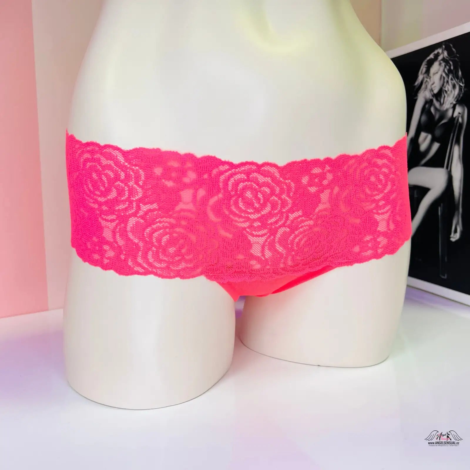 Jasně růžová krajková tanga na figuríně v kolekci Elegantní Luxus
