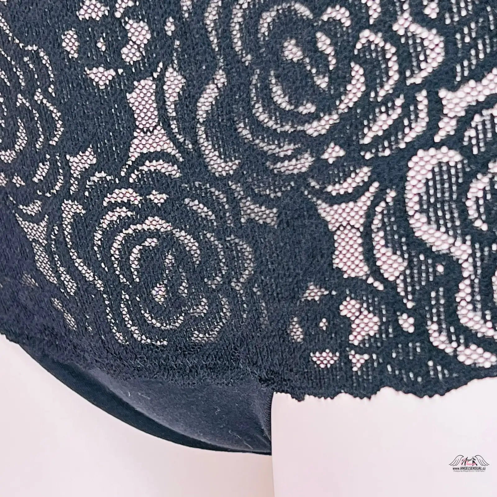 Kousek černé krajky s květinovými vzory pro Elegantní Luxus: Krajková Tanga s Vysokým Pasem