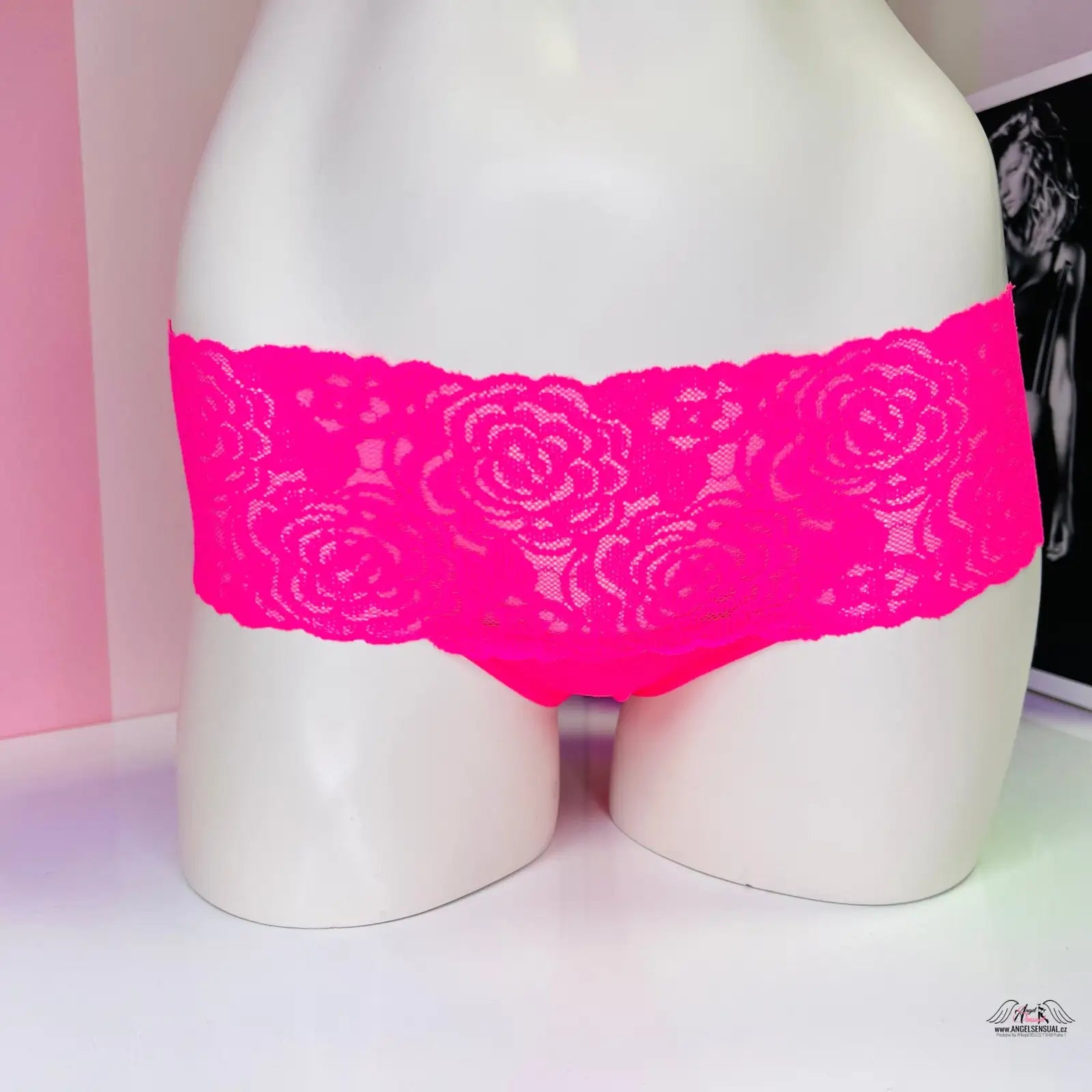 Růžová krajková tanga na manekýně v Elegantní Luxus kolekci