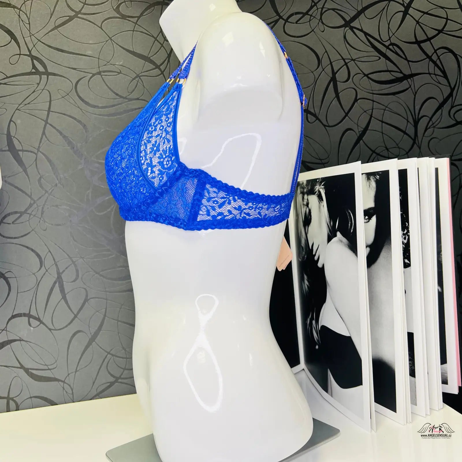 Královsky modrá krajková bralette na bílém manekýnu. Elegantní Luxuse s Rei