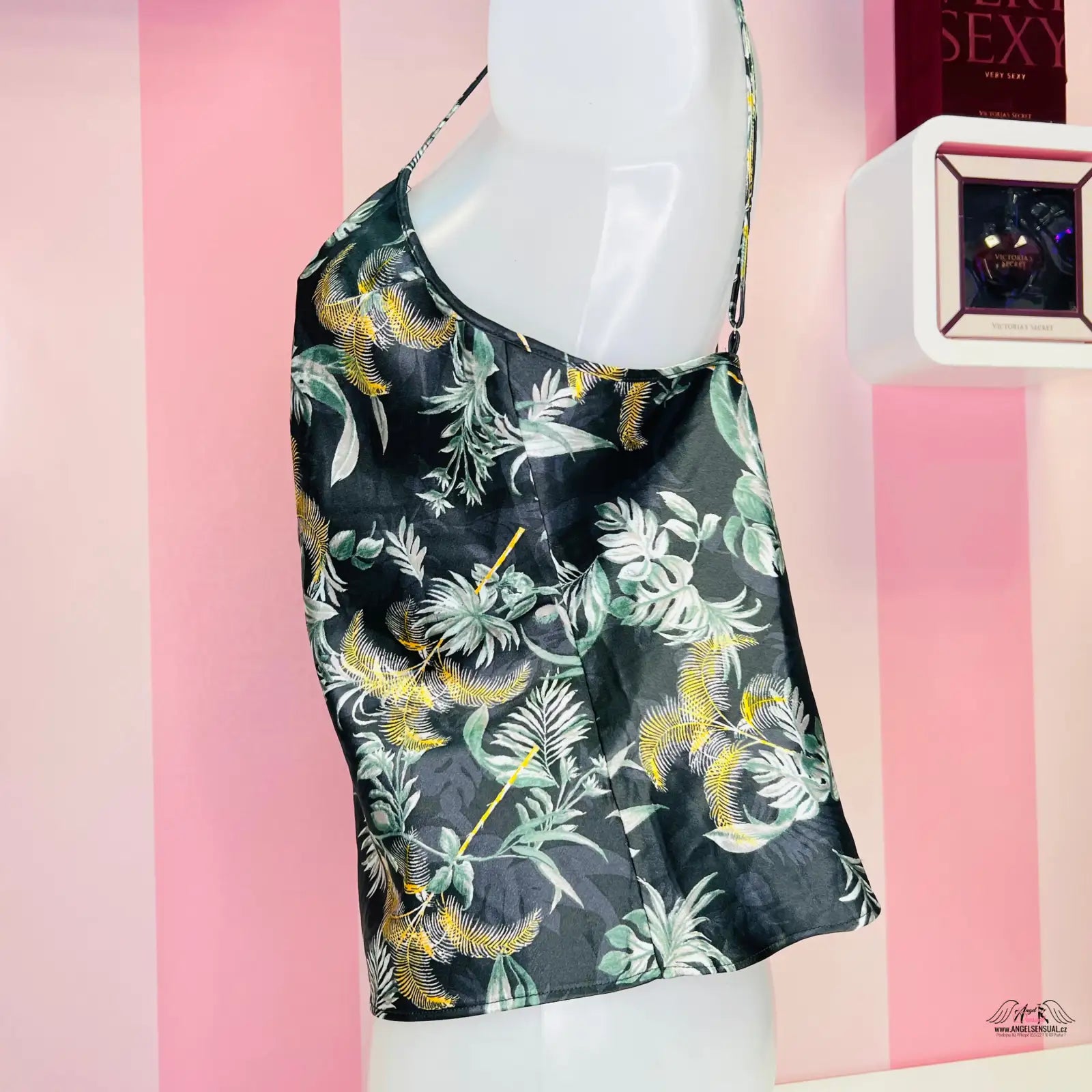 Černobílý květinový top na bílé manekýnce, Elegantní Noční Košilka pro pohodlný spánek