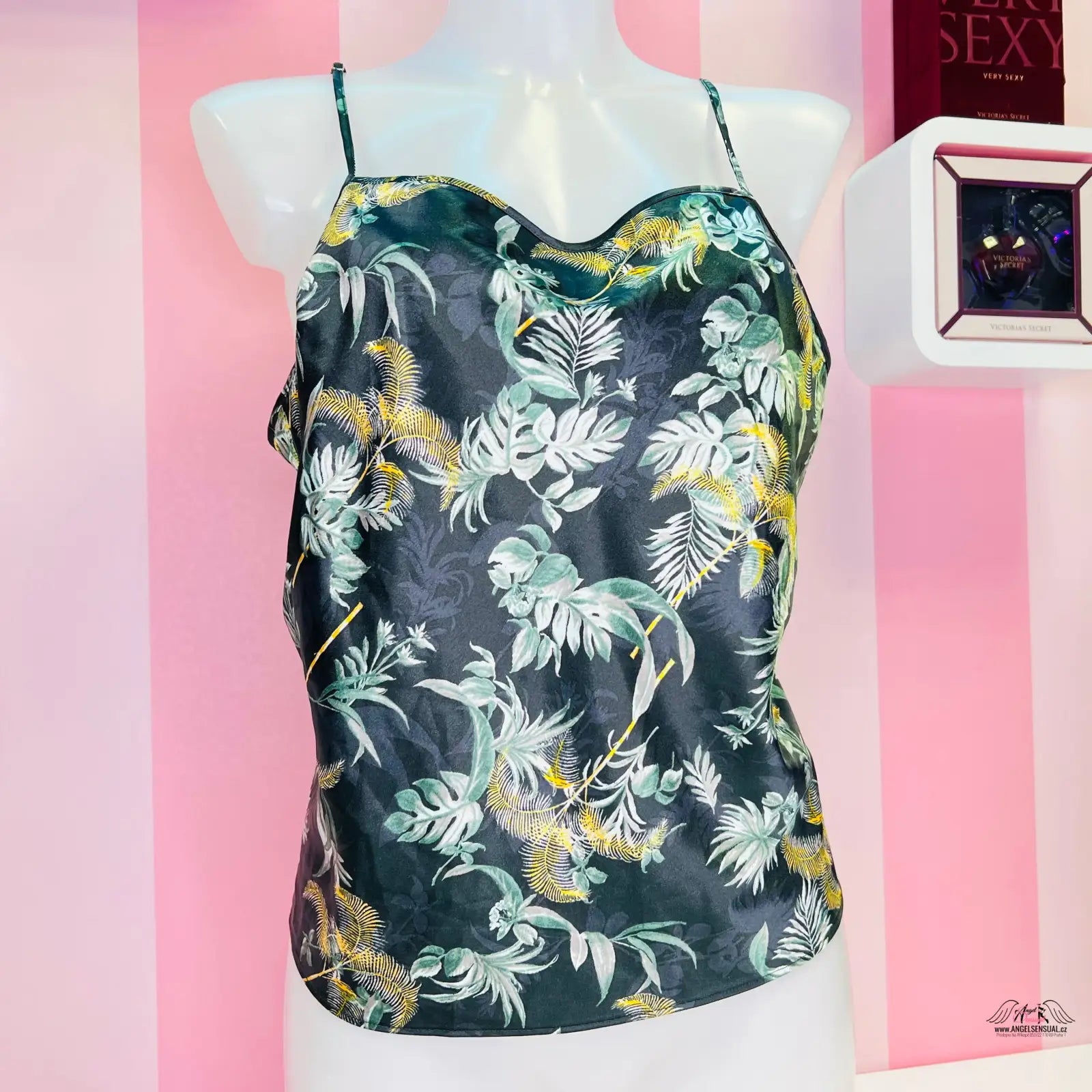 Černý a žlutý květinový top na bílé figuríně, Elegantní Noční Košilka