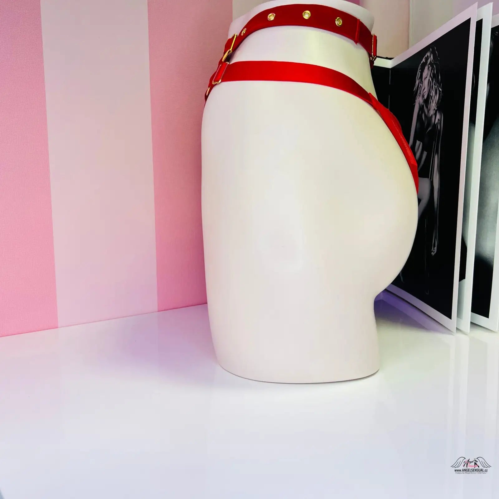 Červený postroj na figuríně k elegantním a smyslným brazilkám s vysokým pasem