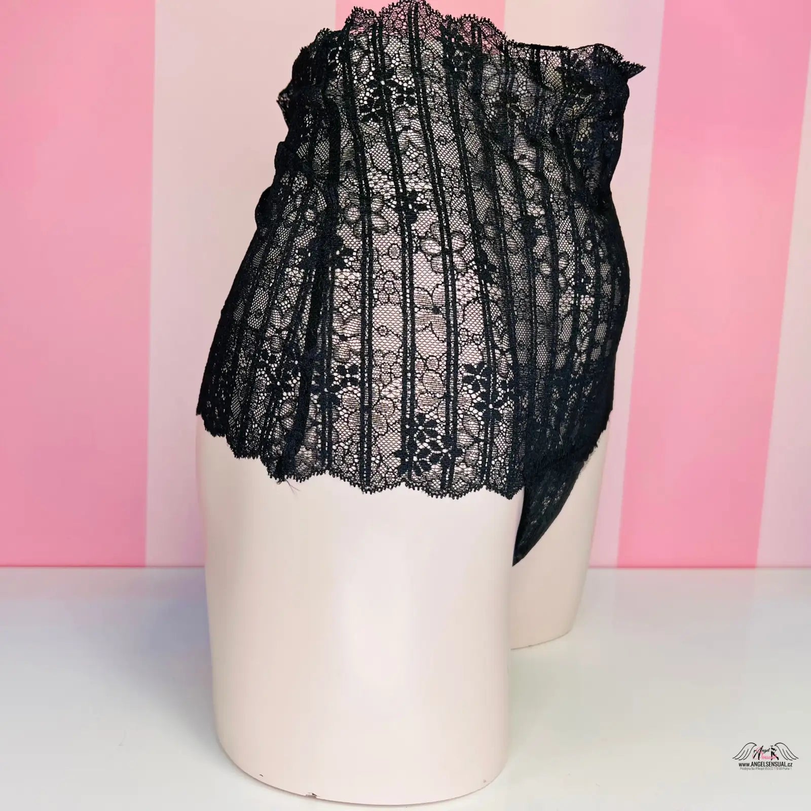 Černá krajka přehnutá přes bílou keramickou nádobu, elegantní tanga Victoria’s Secret
