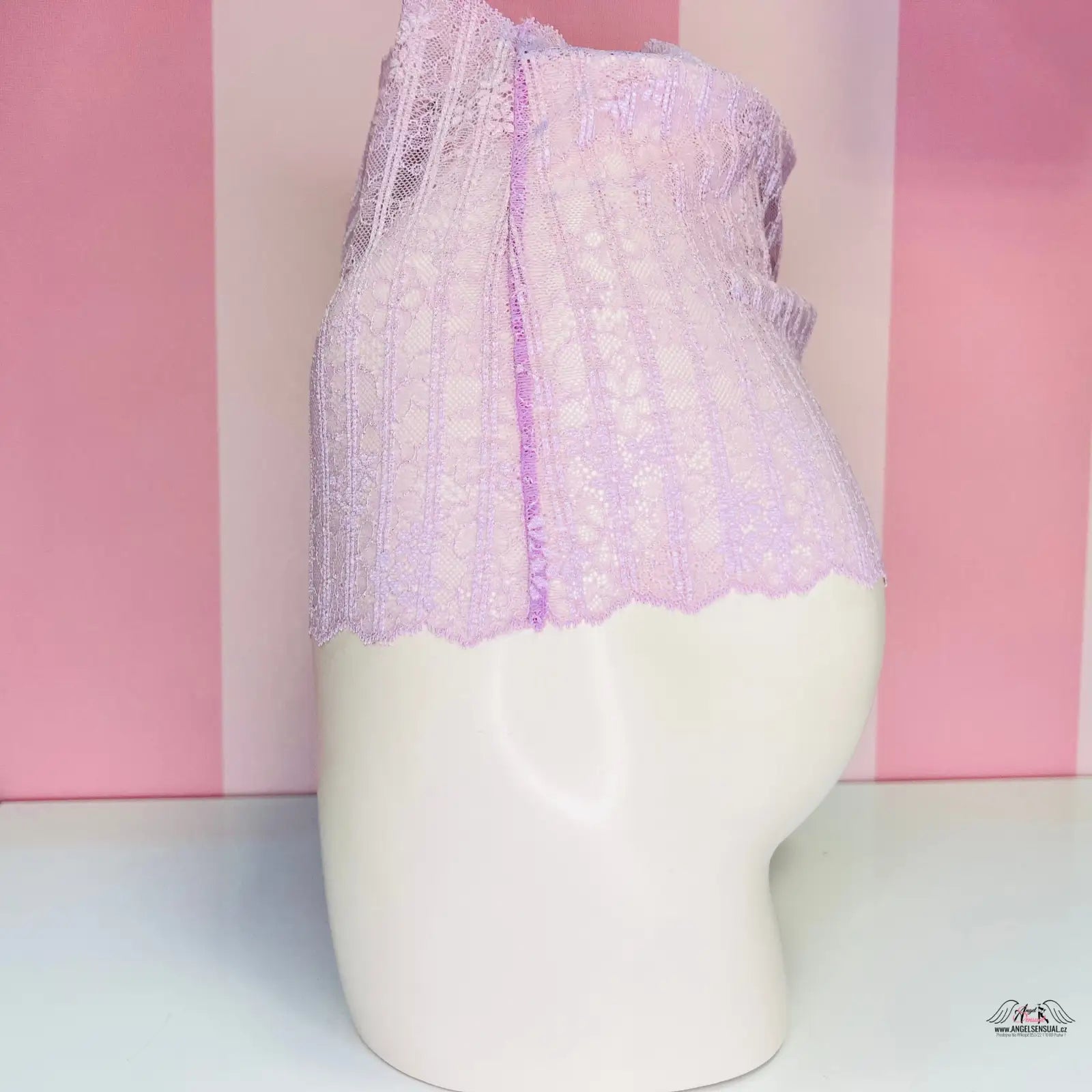 Bílá keramická váza s levandulovým krajkovým lemem z Elegantní tanga Victoria’s Secret