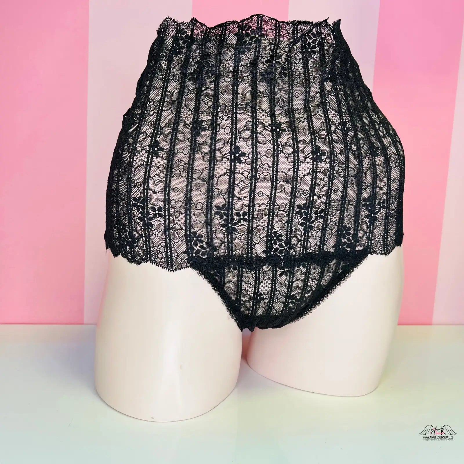 Černé krajkové elegantní tanga s vysokým pasem od Victoria’s Secret na manekýně