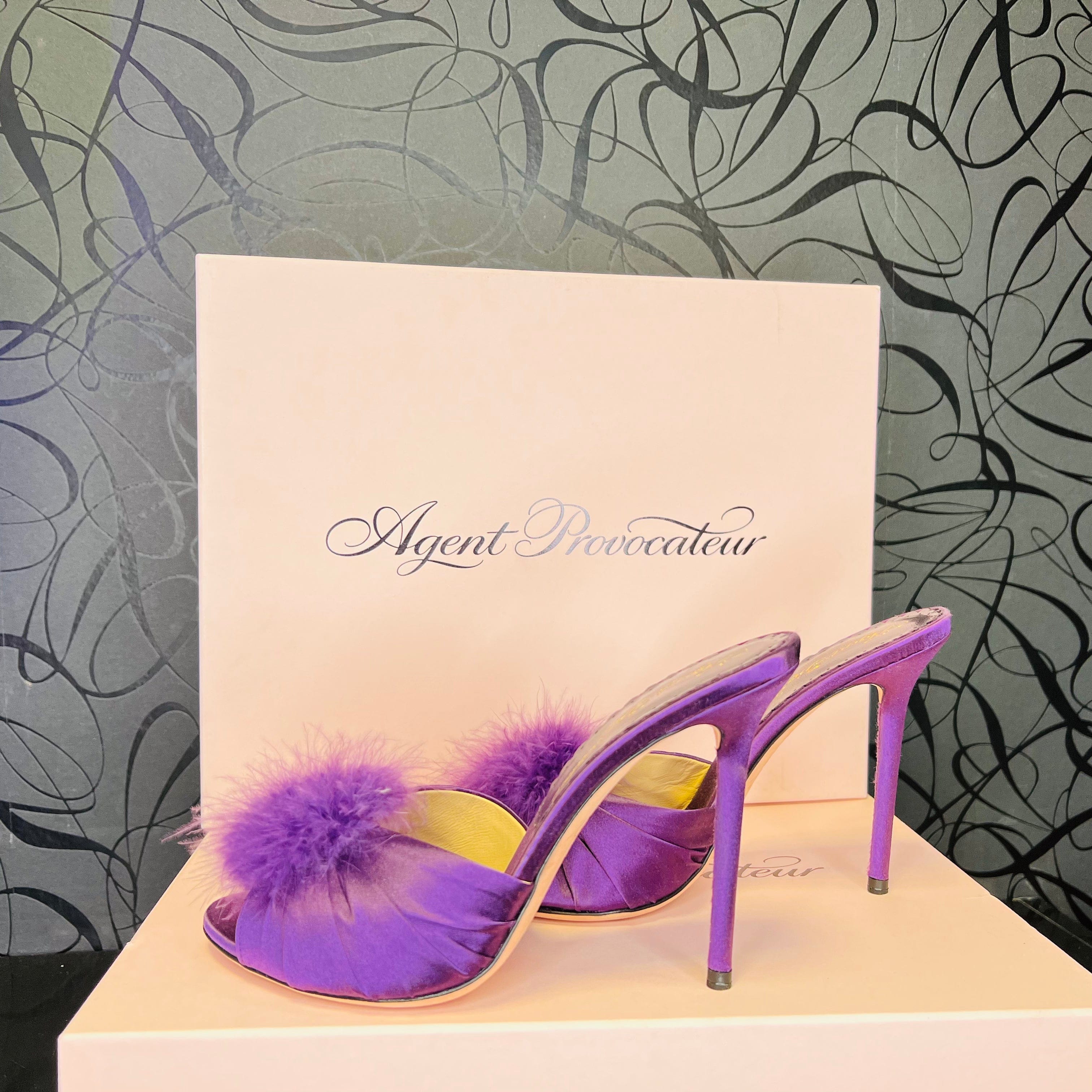 Purple Elice Mule Agent Provocateur Fialové Barvě s fluffy pom-pom dekorací