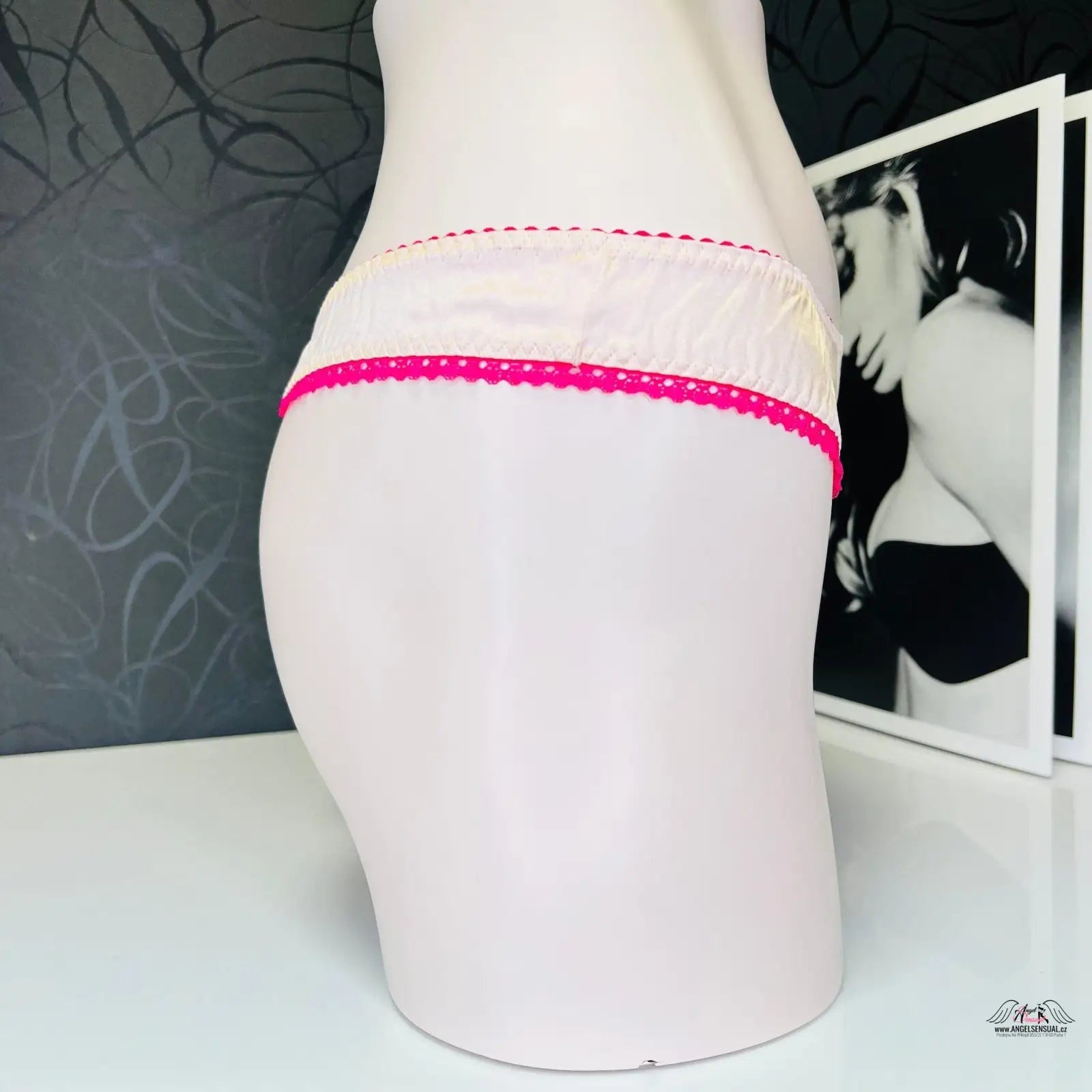 Růžovo-bílé puntíkované tanga od Tanga Bananarama na figuríně