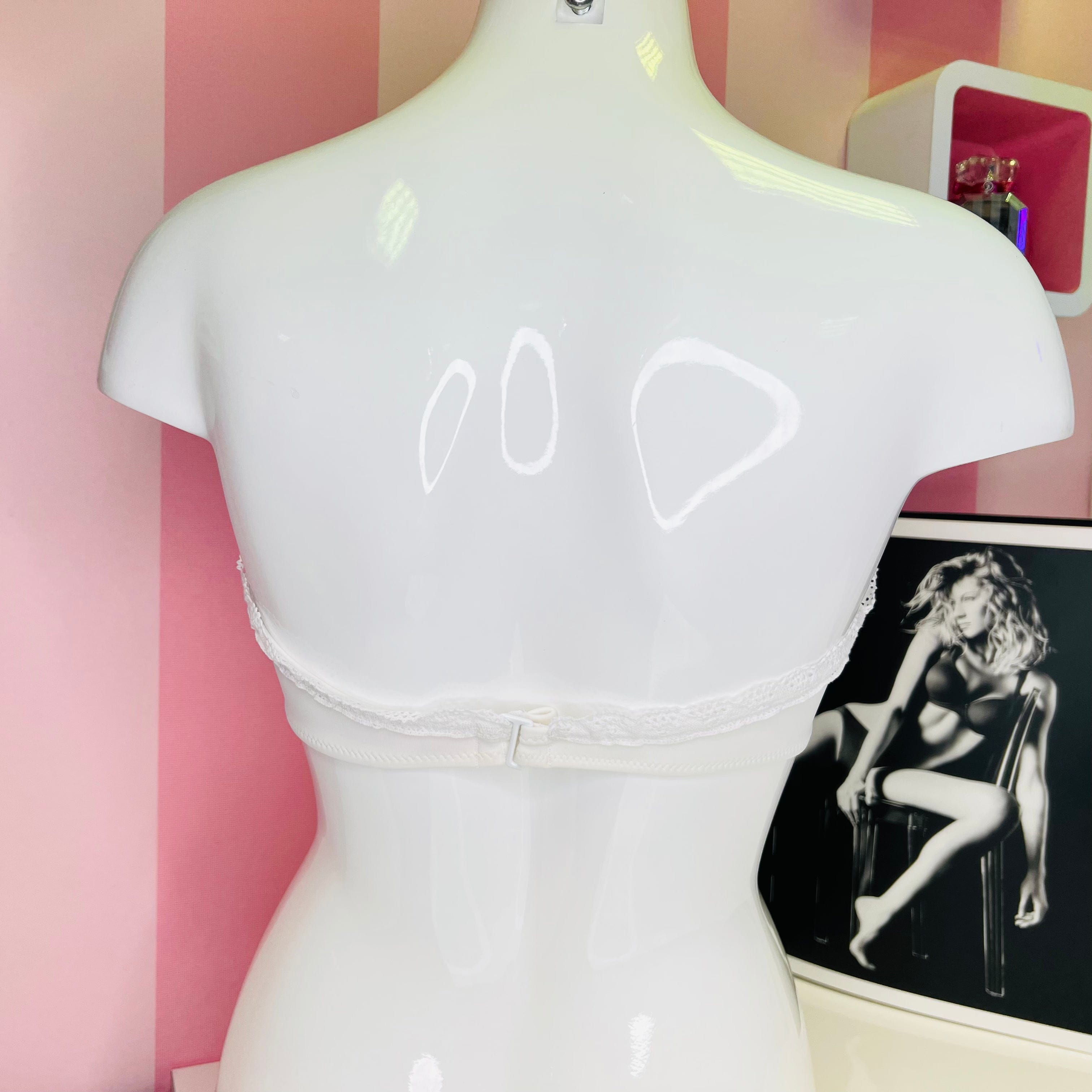 Bílý manekýn bez paží s ozdobnými knoflíčky, prošívaný horní díl plavek Victoria’s Secret Plavkov
