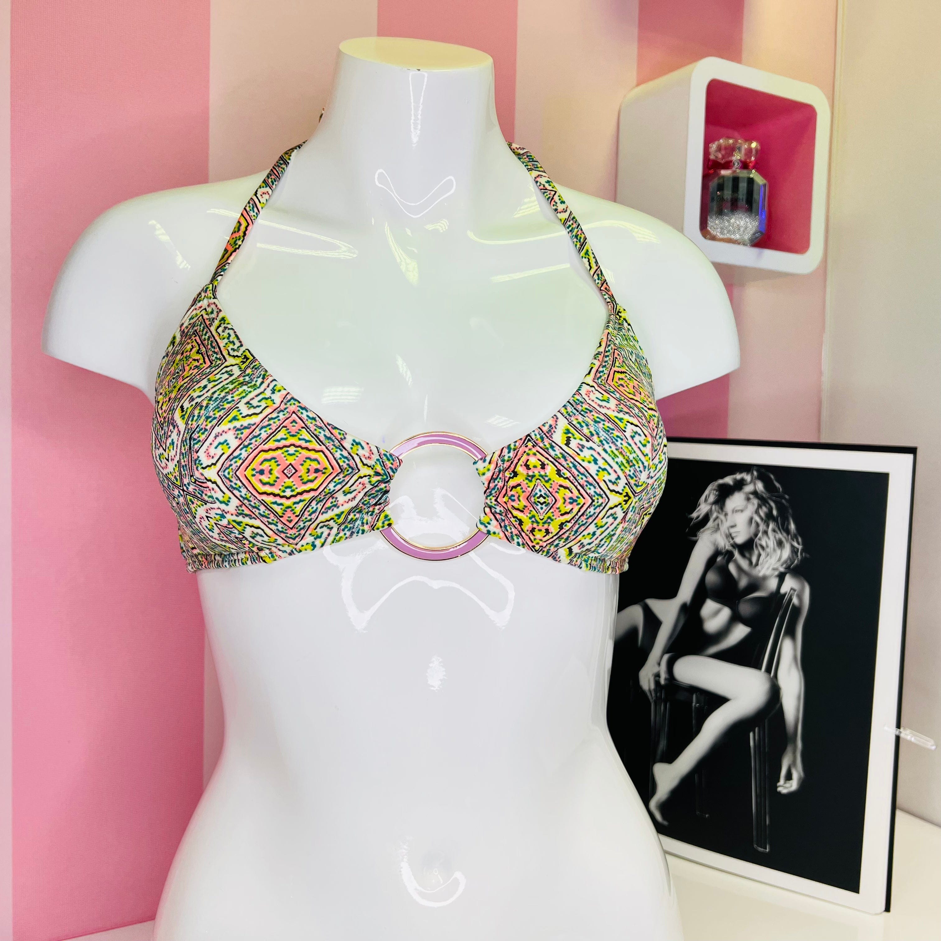 Patterned halter bikini top with metal ring, sexy horní díl s kovovým akcentem