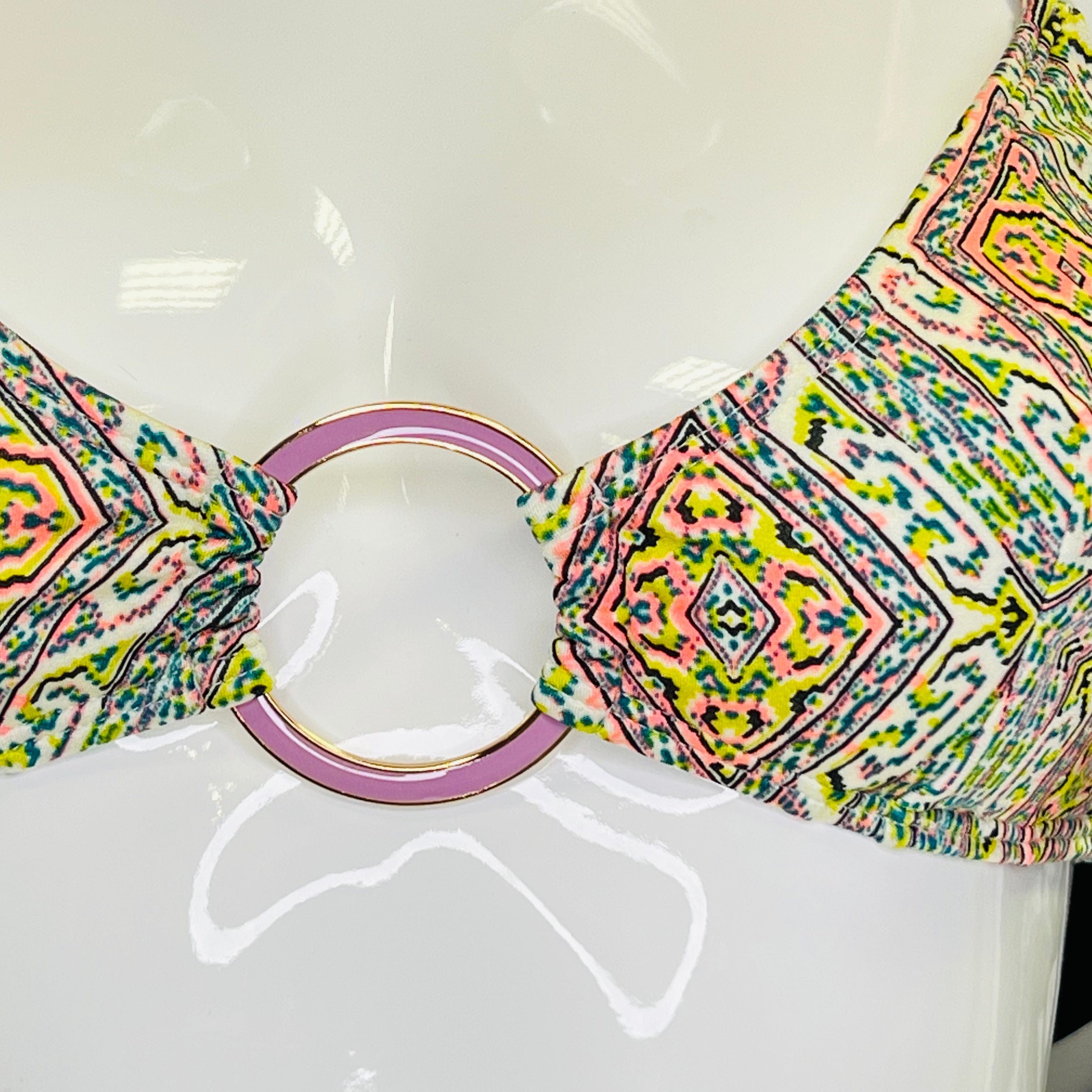 Patterned sexy horní díl plavek s kovovým akcentem a kruhovým detailním designem