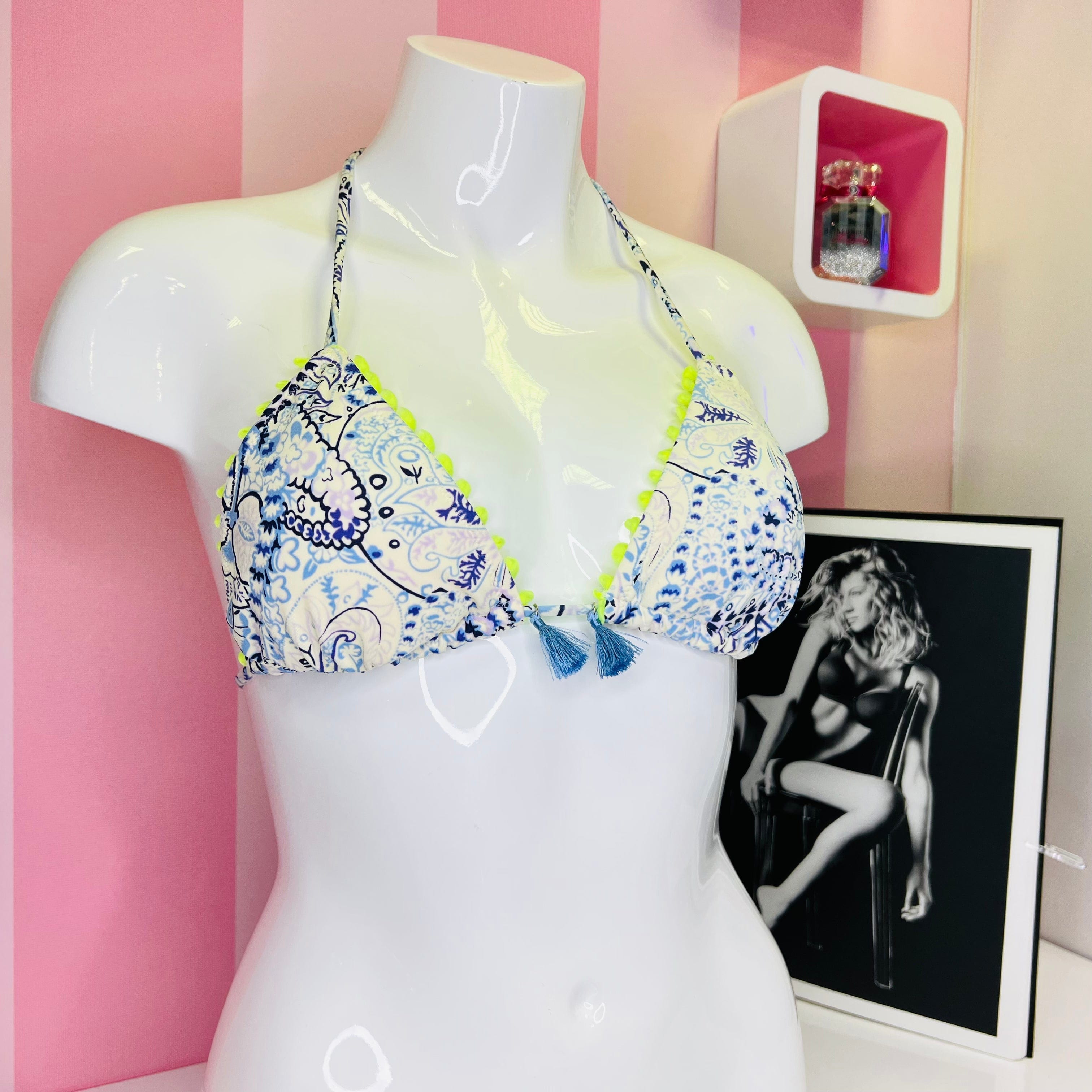 Floral bikini top s neonovým lemem jako zářivý horní díl plavek s žlutými ozdobami