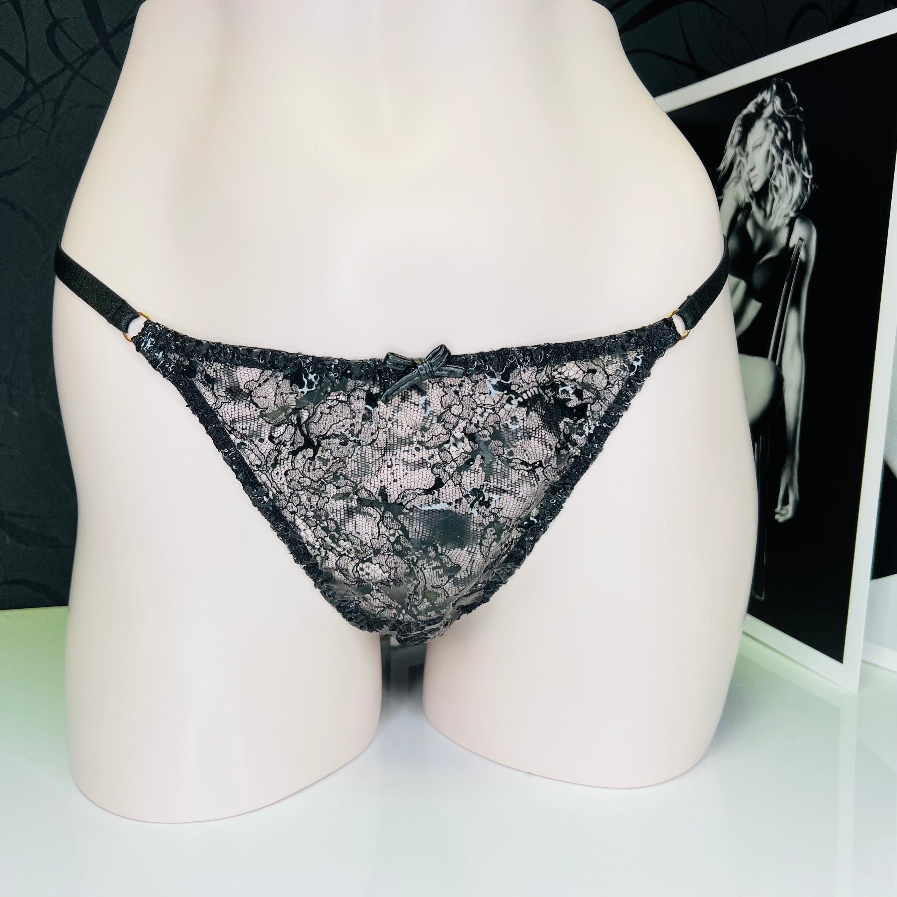 Black lace kalhotky Deziree s mokrým efektem a úzkými pásky pro elegantní vzhled