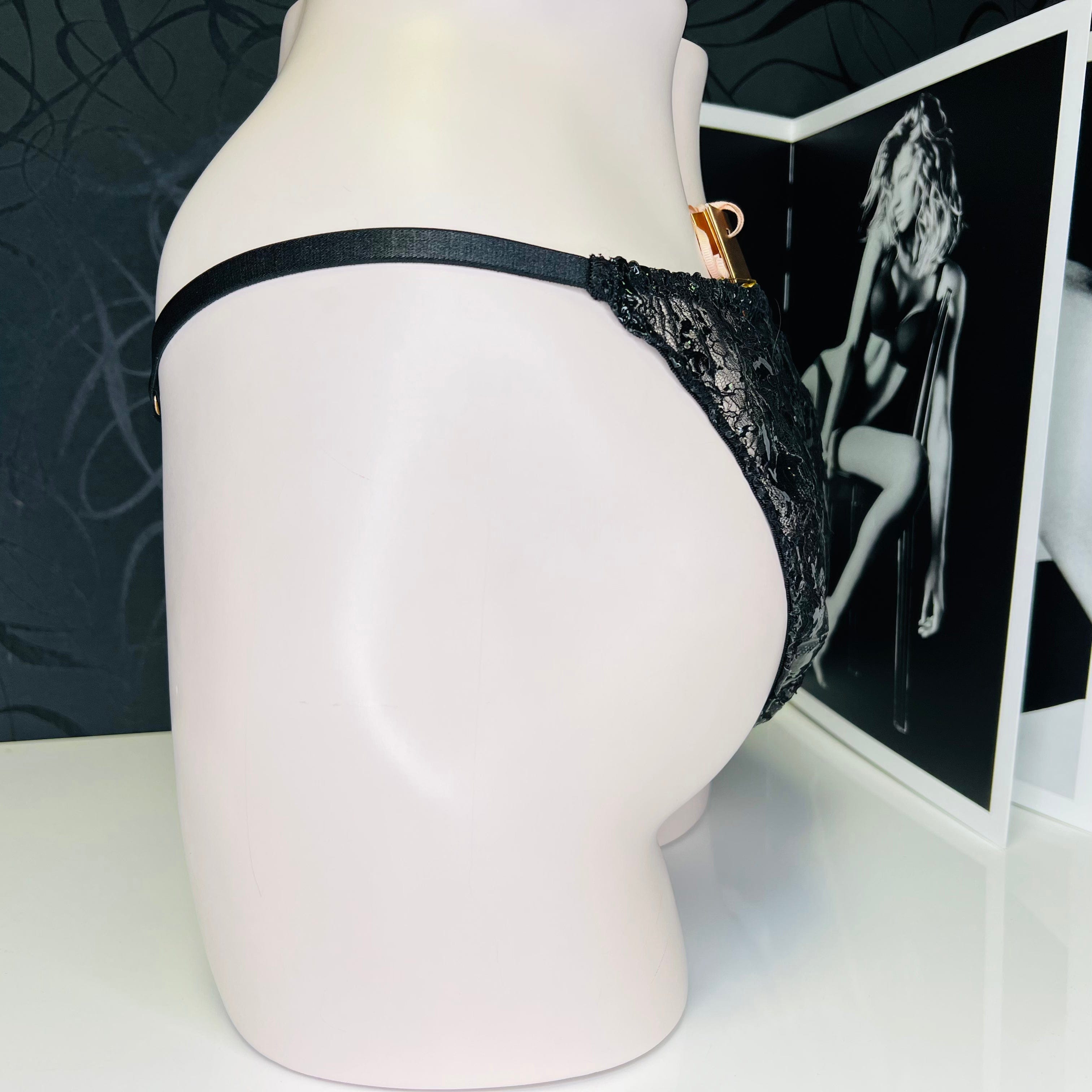 Black lace kalhotky Deziree s mokrým efektem a úzkými pásky