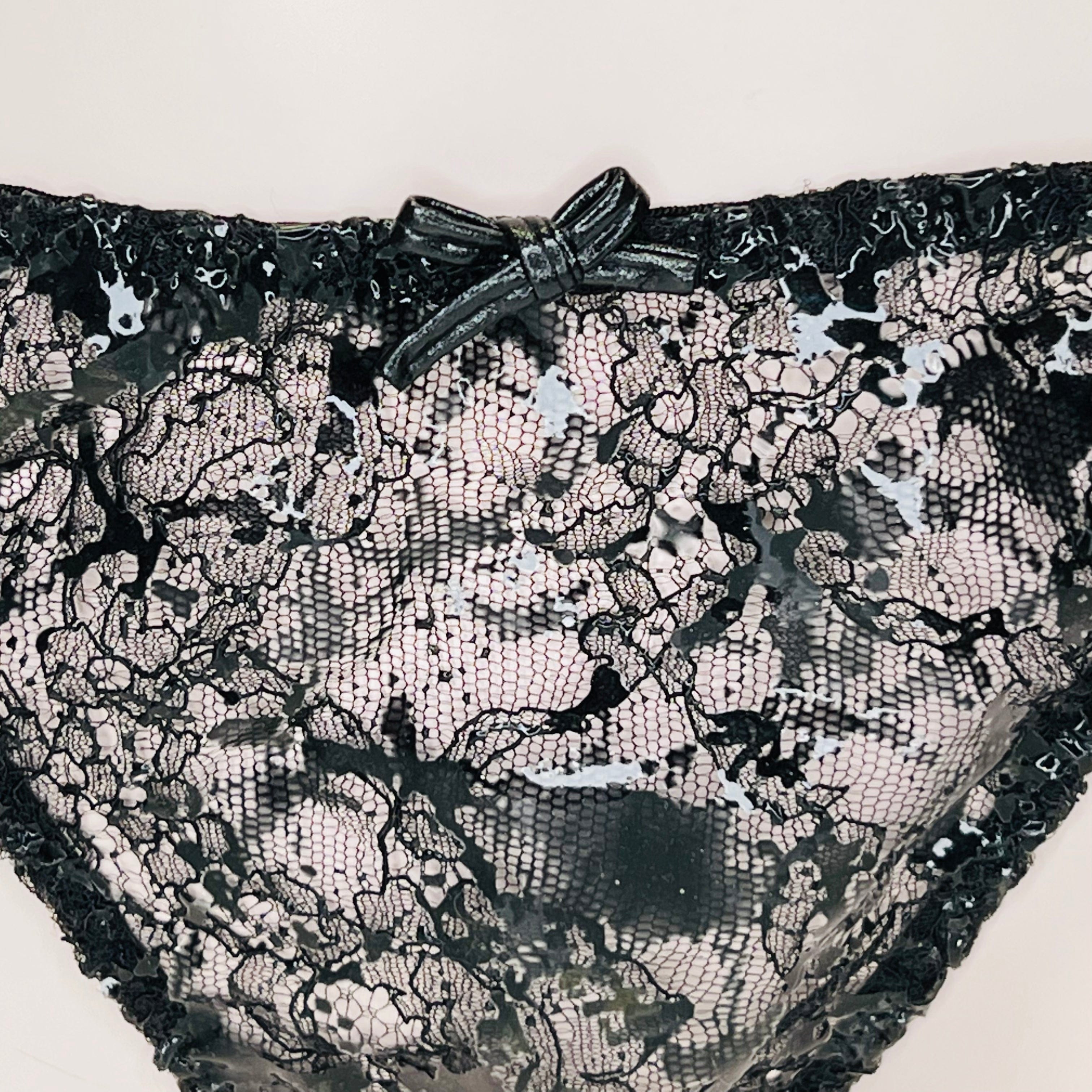 Black lace kalhotky Deziree s mokrým efektem a úzkými pásky s mašlí