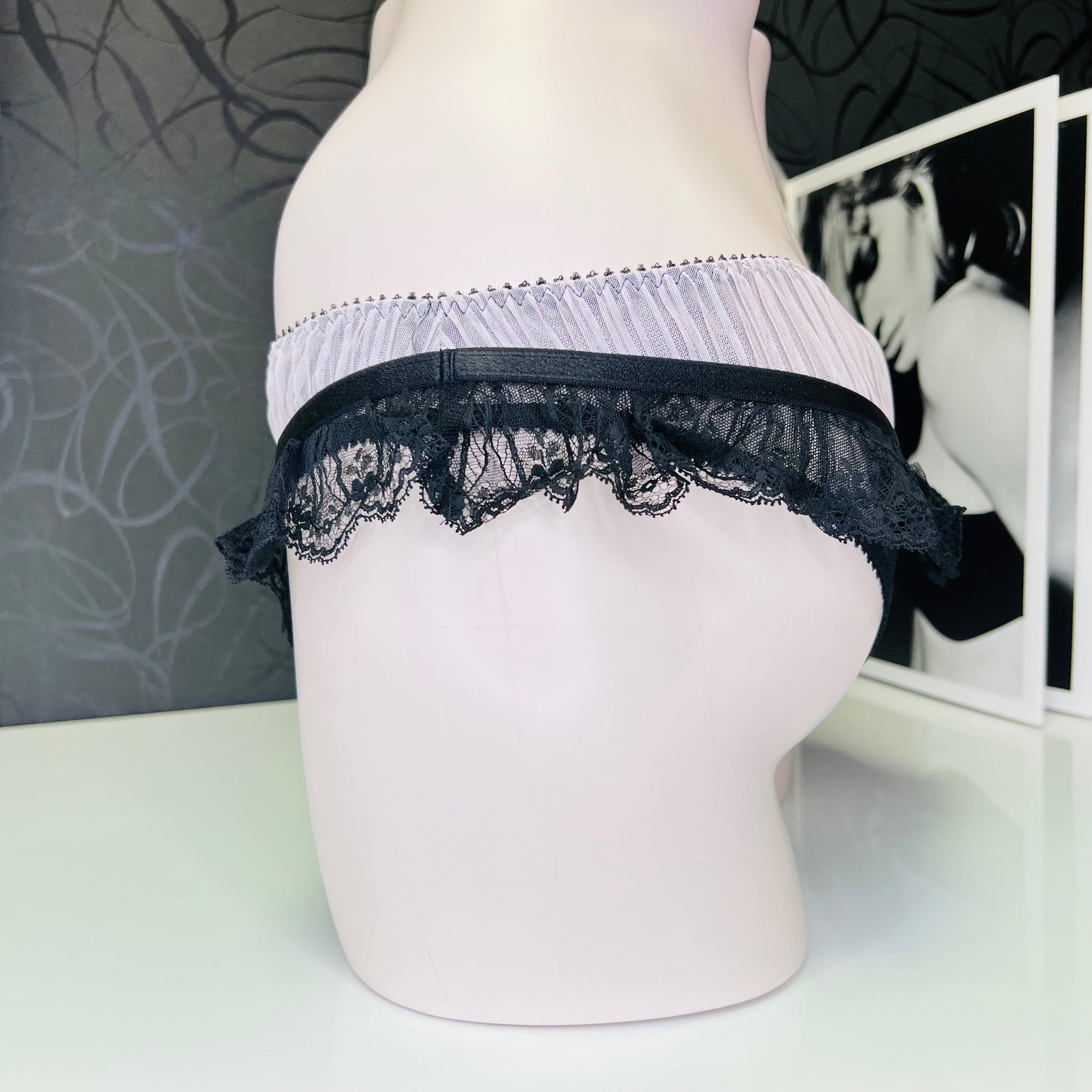 Lace-trimmed kalhotky Fifi s krajkovými volánky a černou mašličkou na manekýnu