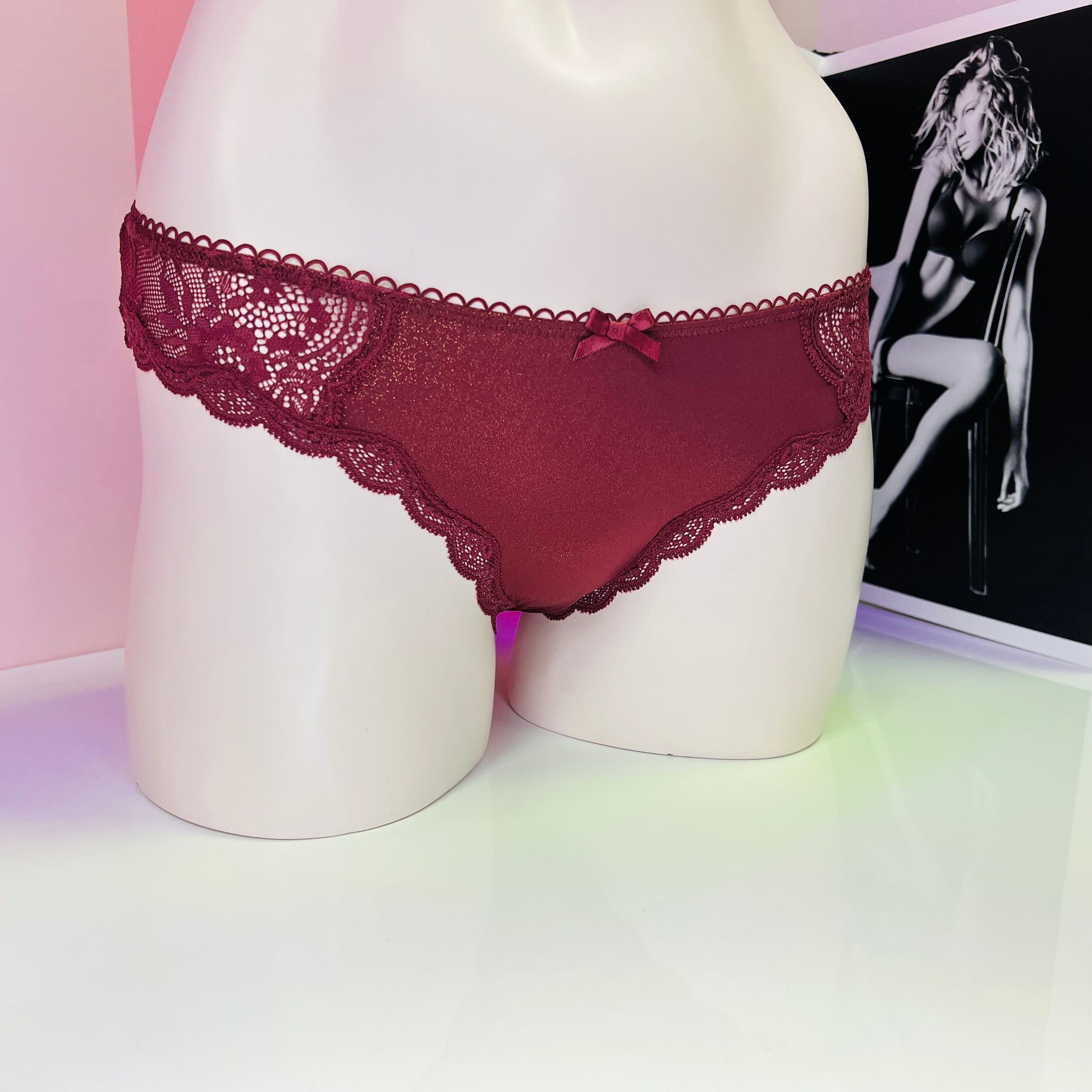 Victoria’s Secret svůdné krajkové cheekini s květinovým lemováním v kolekci Victoria’s Secret