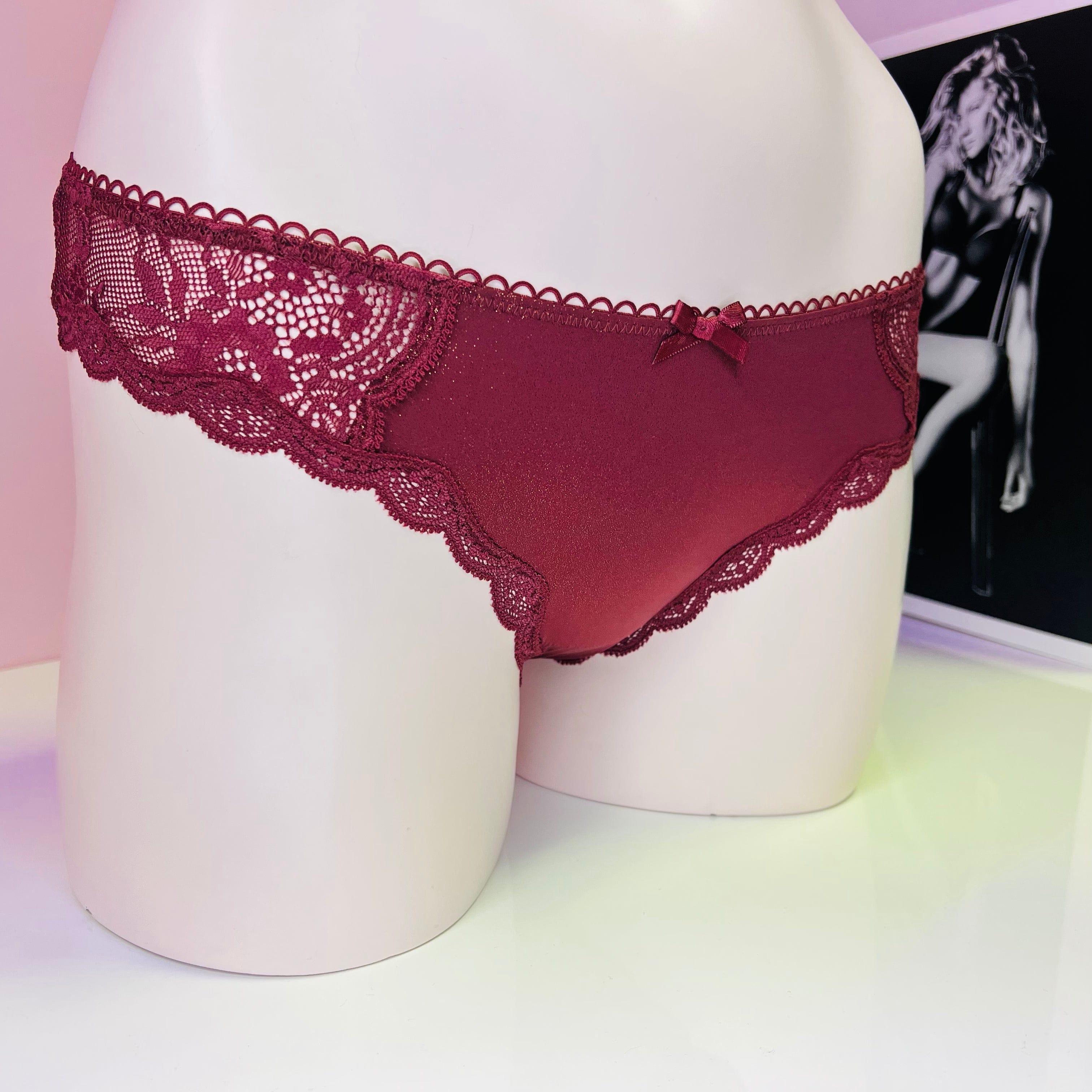 Victoria’s Secret svůdné krajkové cheekini kolekce Victoria’s Secret, burgundy lace-trimmed underwear
