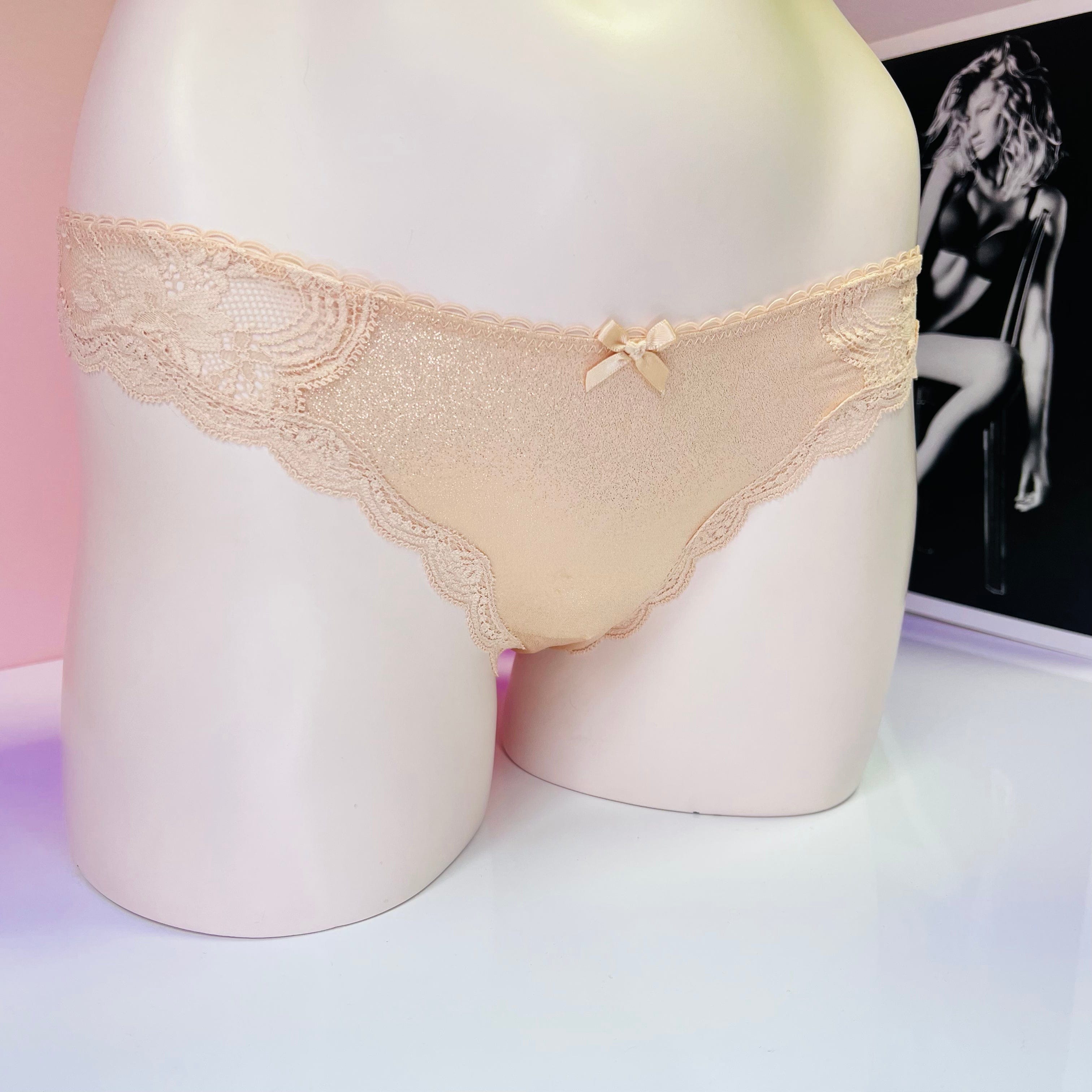 Victoria’s Secret svůdné krajkové cheekini kolekce Victoria’s Secret s malým mašličkovým detailem