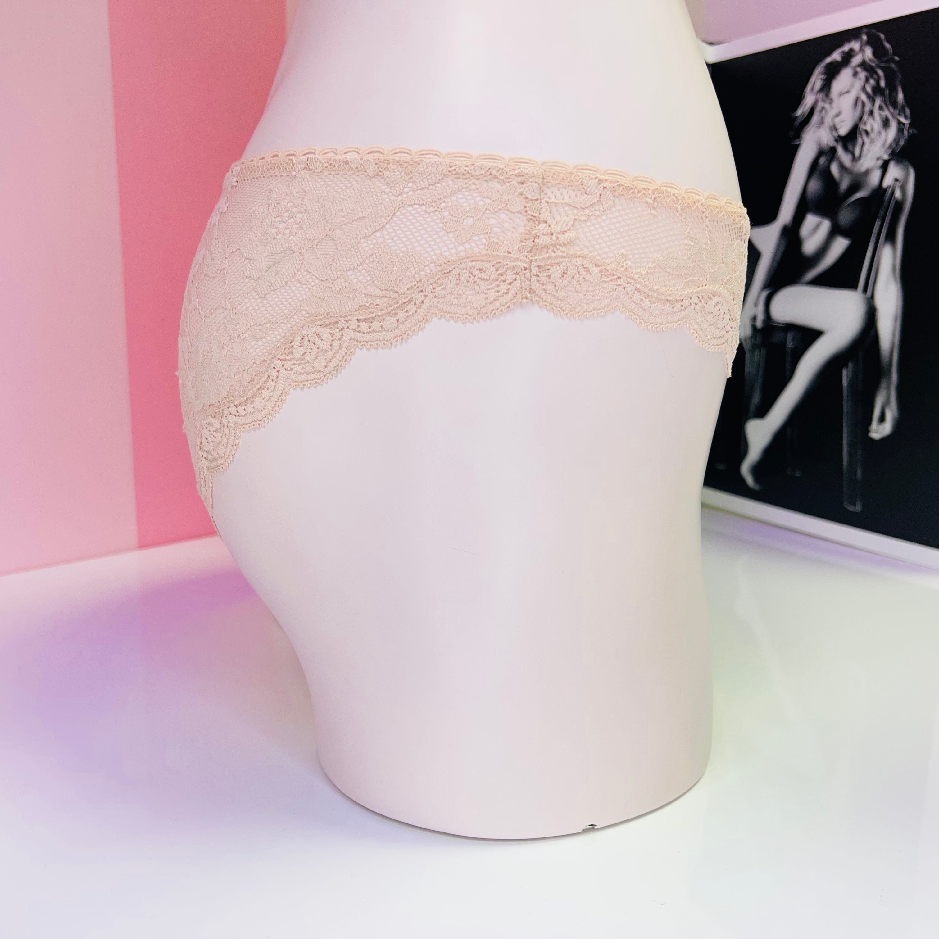 Victoria’s Secret Kalhotky Krajkové svůdné krajkové cheekini na figuríně