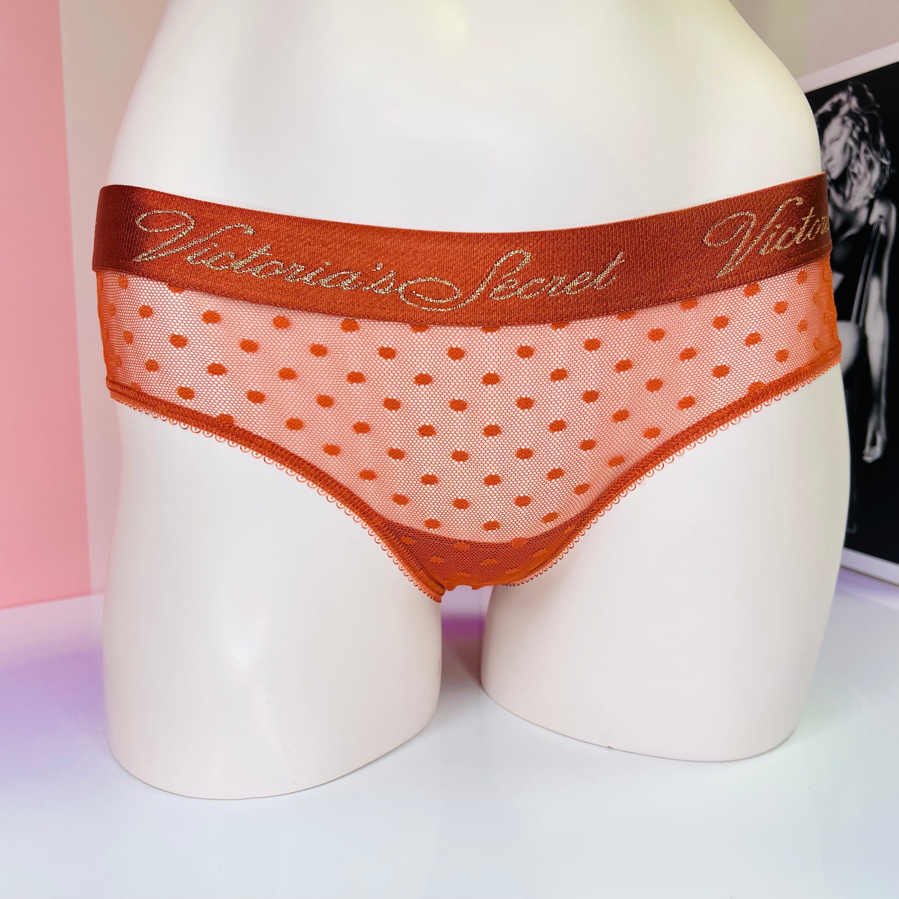Luxusní síťované kalhotky Victoria’s Secret s puntíky a zlatým nápisem