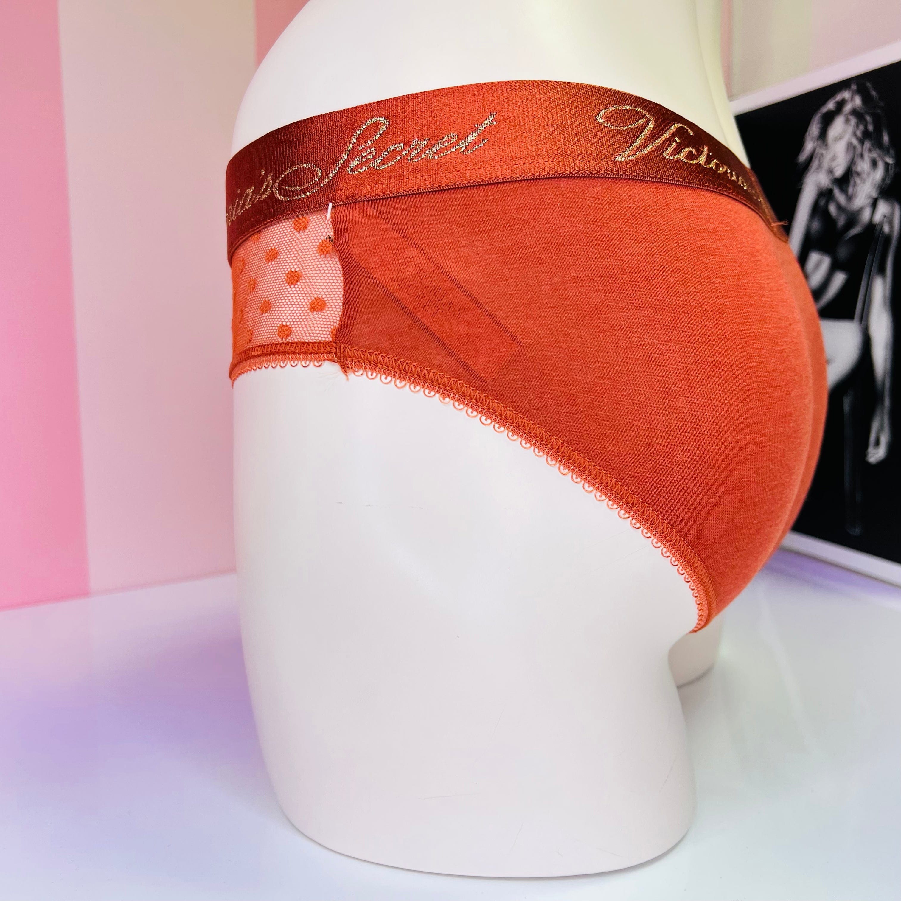 Luxusní síťované kalhotky Victoria’s Secret s puntíky a zlatým nápisem, černobílý motiv